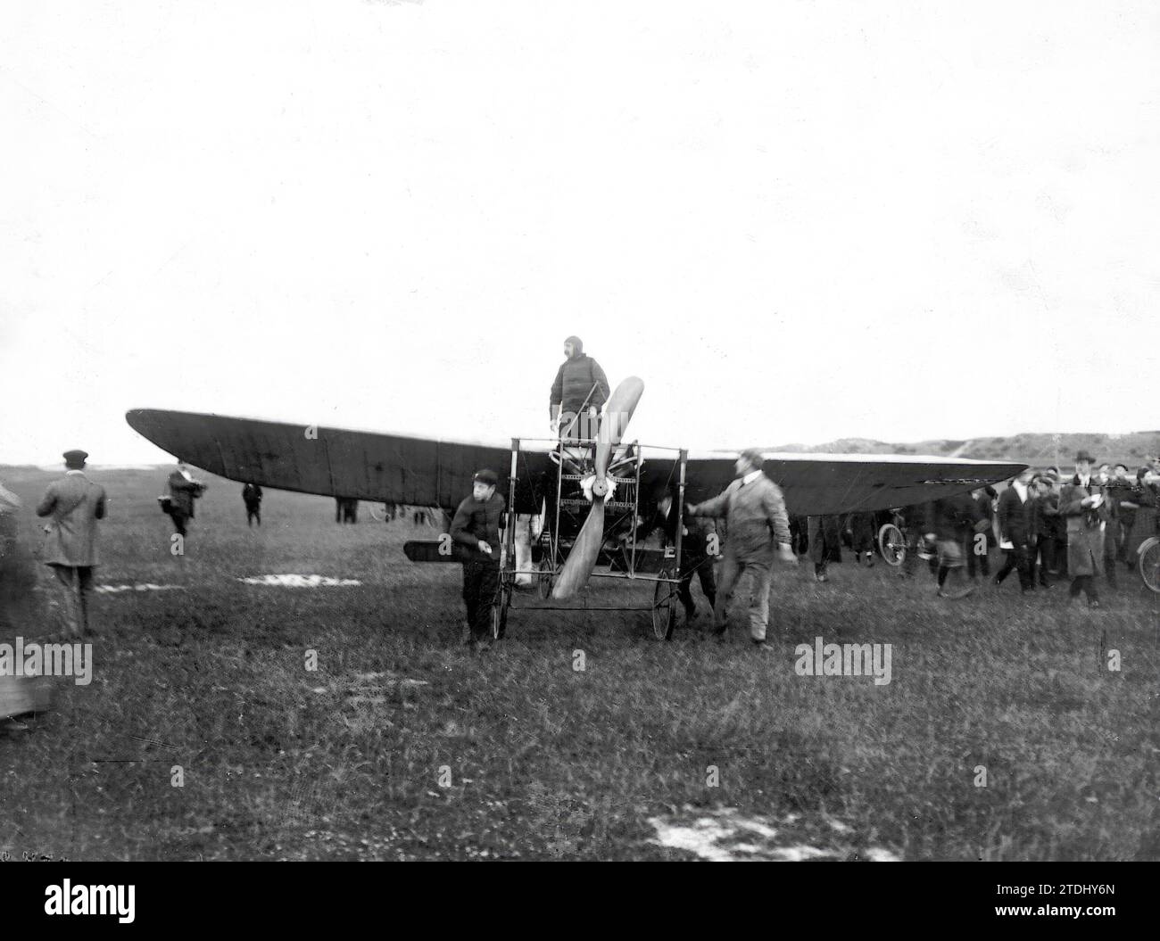 Calais (France). 07/23/1909. Historic moment when the French aviator Louis Bleriot prepares to leave Calais for Dover, on the first crossing of the English Channel. Credit: Album / Archivo ABC / Tomás de Martín Barbadillo Stock Photo