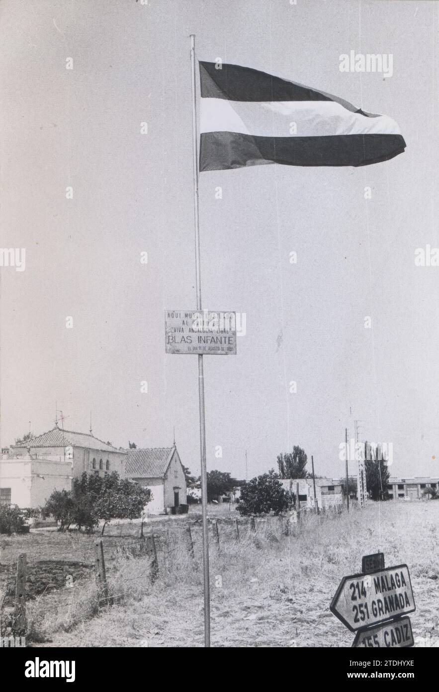 In August 1976, tribute was paid to Blas Infante for the first time at kilometer four of the Carmona highway. As it appears on the left, a small sign remembers that he was shot there. On the right, Abc cover from December 4, 1977 in which a child carries the flag of Andalusia in front of the Ronda pit. Credit: Album / Archivo ABC / Doblado Stock Photo