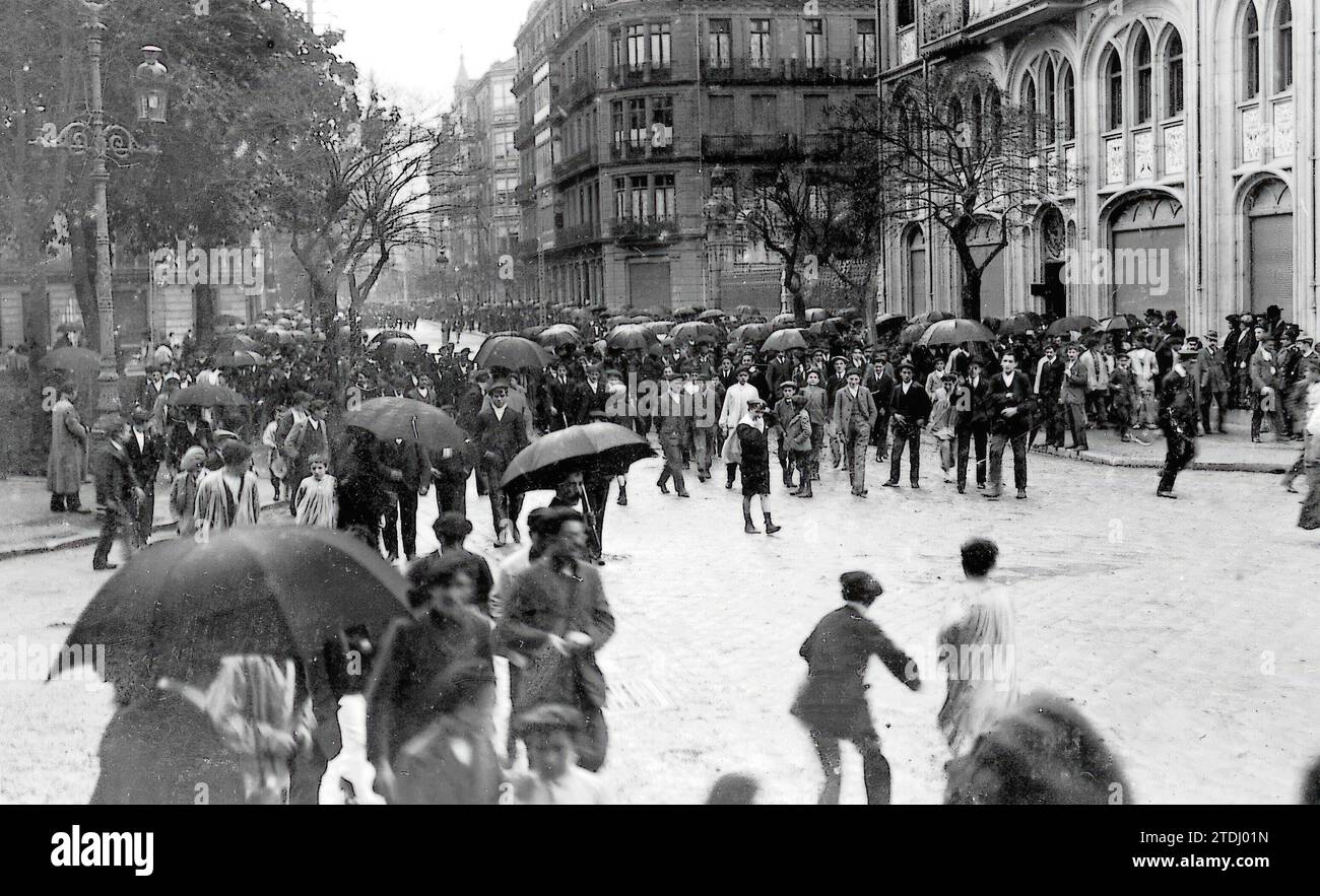 09/30/1909. Passage of the Protesters through the Plaza de Albia. Credit: Album / Archivo ABC / Goiti Stock Photo