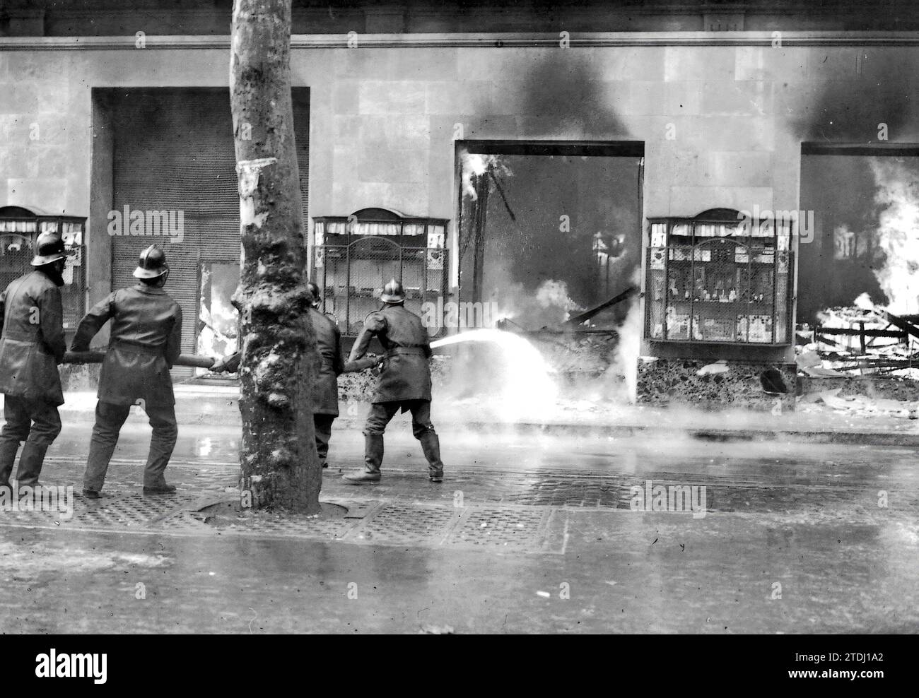 12/24/1932. Fire in Barcelona at the 'el Siglo' Warehouses Photo: Brangulí. Credit: Album / Archivo ABC / Josep Brangulí Stock Photo