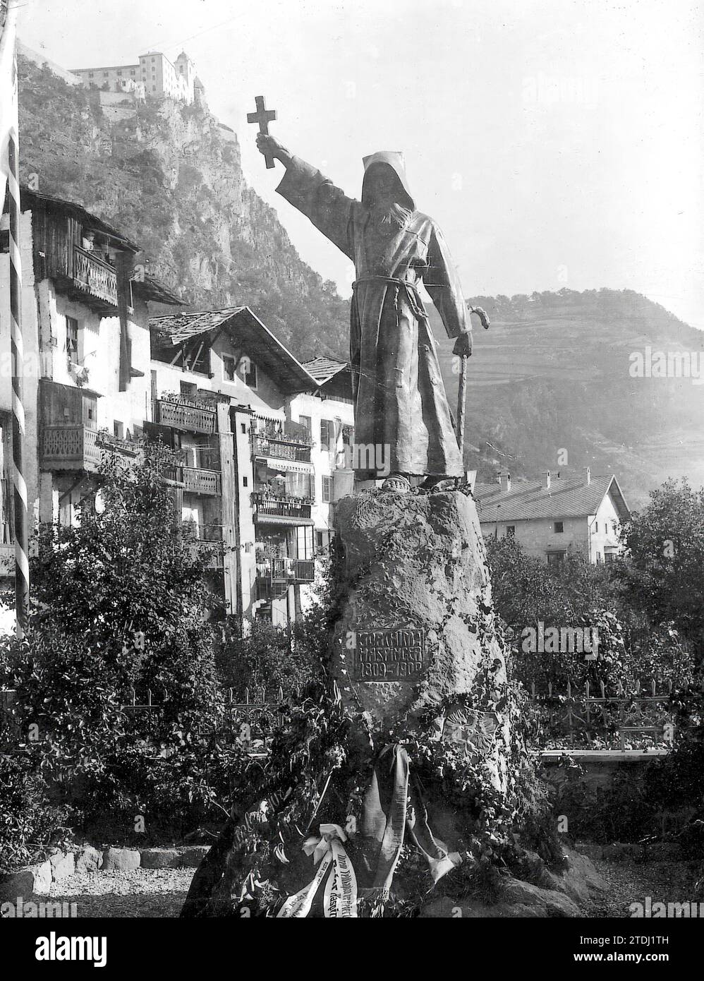 09/30/1908. The independence of Tyrol. The monument that has just been inaugurated in Klause in memory of the Capuchin friar Haspinger, the main defender of that territory against the Napoleonic invasion in 1809. Credit: Album / Archivo ABC / Charles Trampus Stock Photo