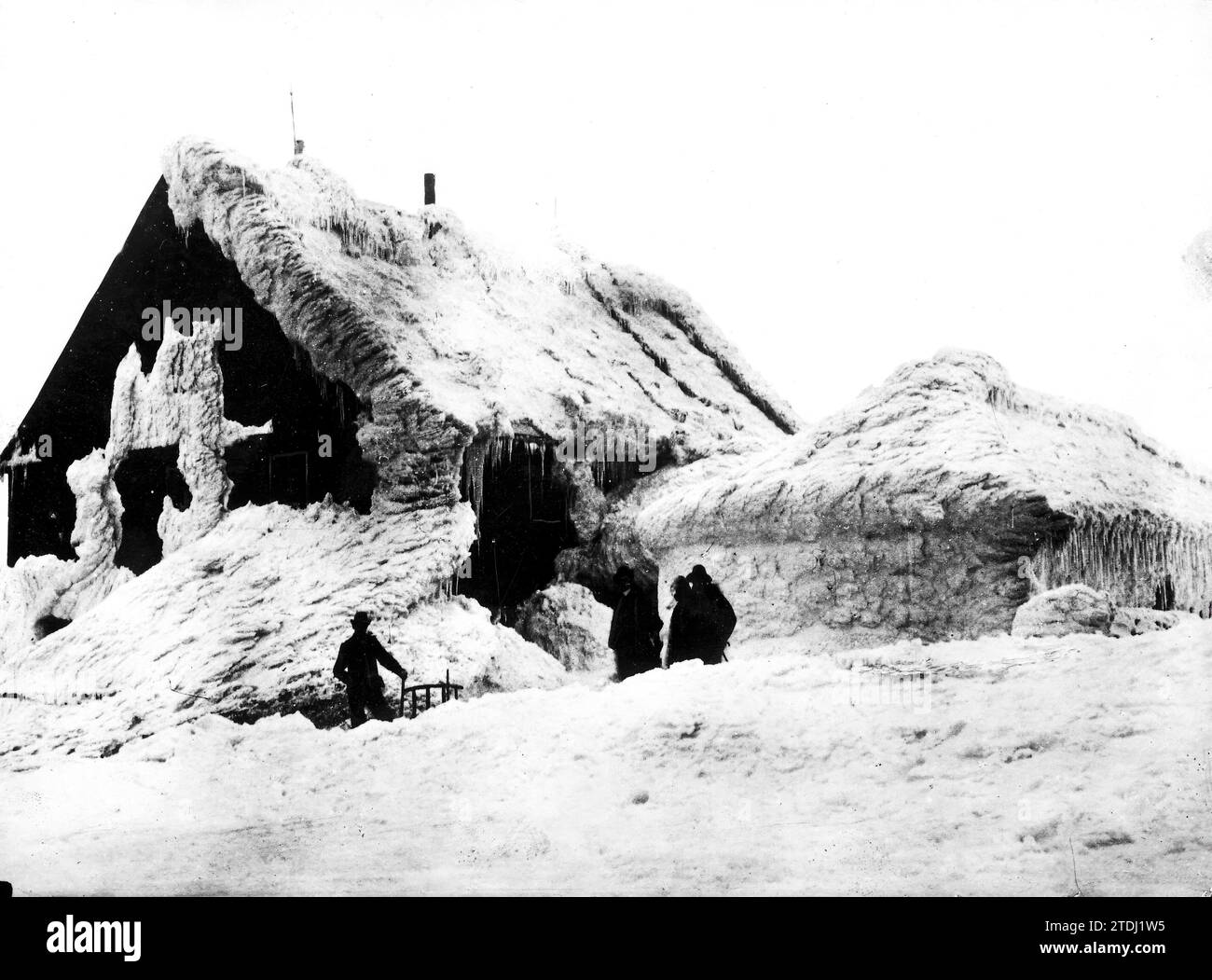 12/31/1909. Winter in the Riesengebirge. A mountain house buried under snow and ice. Credit: Album / Archivo ABC / Argus Stock Photo
