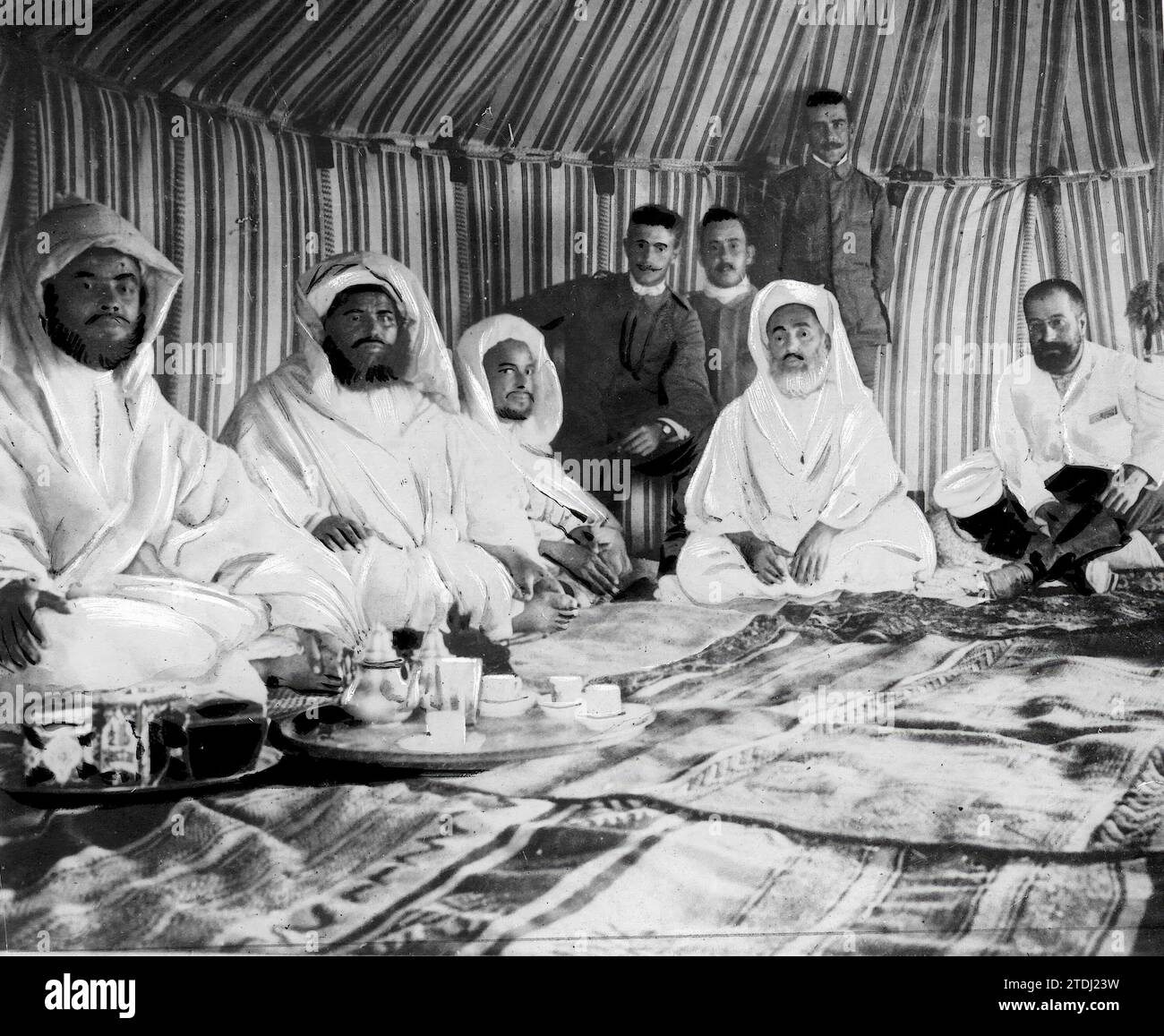 07/31/1907. Tetouan. In the tent of the Moroccan general Bushta bel Bagdadi, head of the Forces Operating against Raisuli. From left to right, seated, the administrator of the Mehalla, General Bagdadi, the Khalifa of Guebbas, Minister of War, El-Lebbady, discharge from Tetouan, D. José González Cárceller, interpreter of the Spanish consulate of Tetouan. Standing, second, the Officers of the Spanish Regiment of the Seraglio, Messrs. Borbón, Más and Adelantado. Photo: López Ferrer -Approximate date. Credit: Album / Archivo ABC Stock Photo