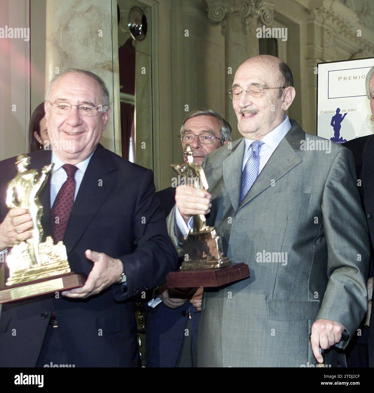 Madrid. 04/28/2003. Actors Tony Leblanc and Alfredo Landa receive the 'Casino de Oro' award from the Madrid Casino. Credit: Album / Archivo ABC / Javier Prieto Stock Photo