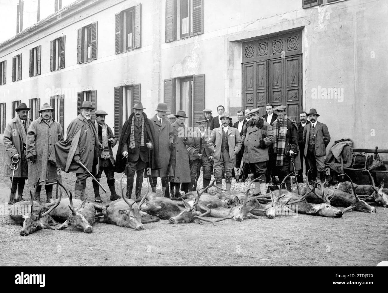 Albacete, 02/12/1911. Hunting in the Los Llanos possession, of the Marquis of Larios. The hunters returning from a cattle drive. From left to right; Mr. Leopoldo Larios, Count of Puerto, Mr. Antonio Maura, Marquis of Larios, Mr. José Creus, Count of Torrubia, Mr. Alfonso Franco, Don Joaquín Caro, Marquis of Monteagudo, Duke of Bayonne and Count of Artaza. Credit: Album / Archivo ABC / Collado Stock Photo