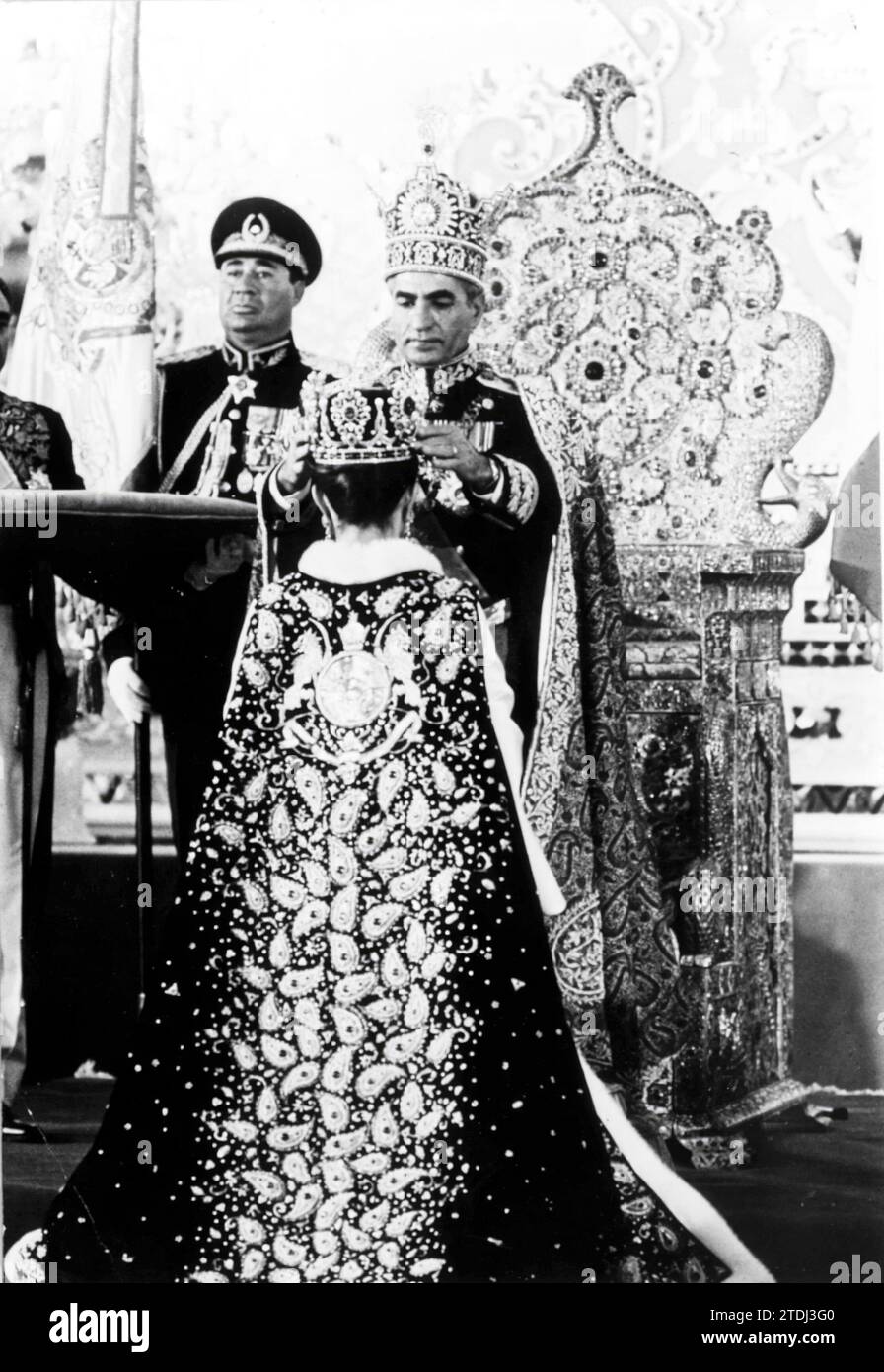 Farah diba coronation hi-res stock photography and images - Alamy