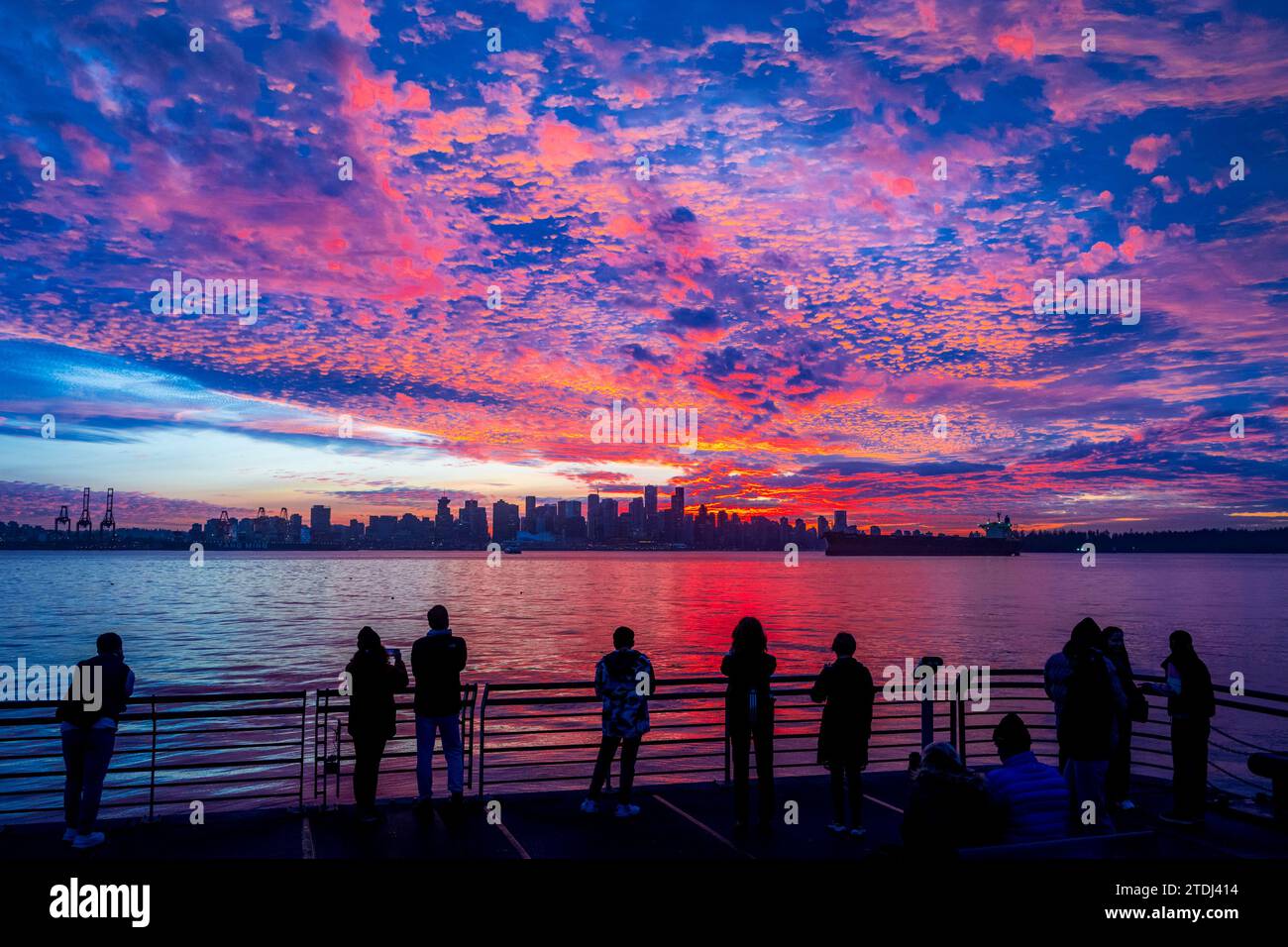 People viewing sunset over Vancouver skyline, Vancouver, British Columbia, Canada Stock Photo