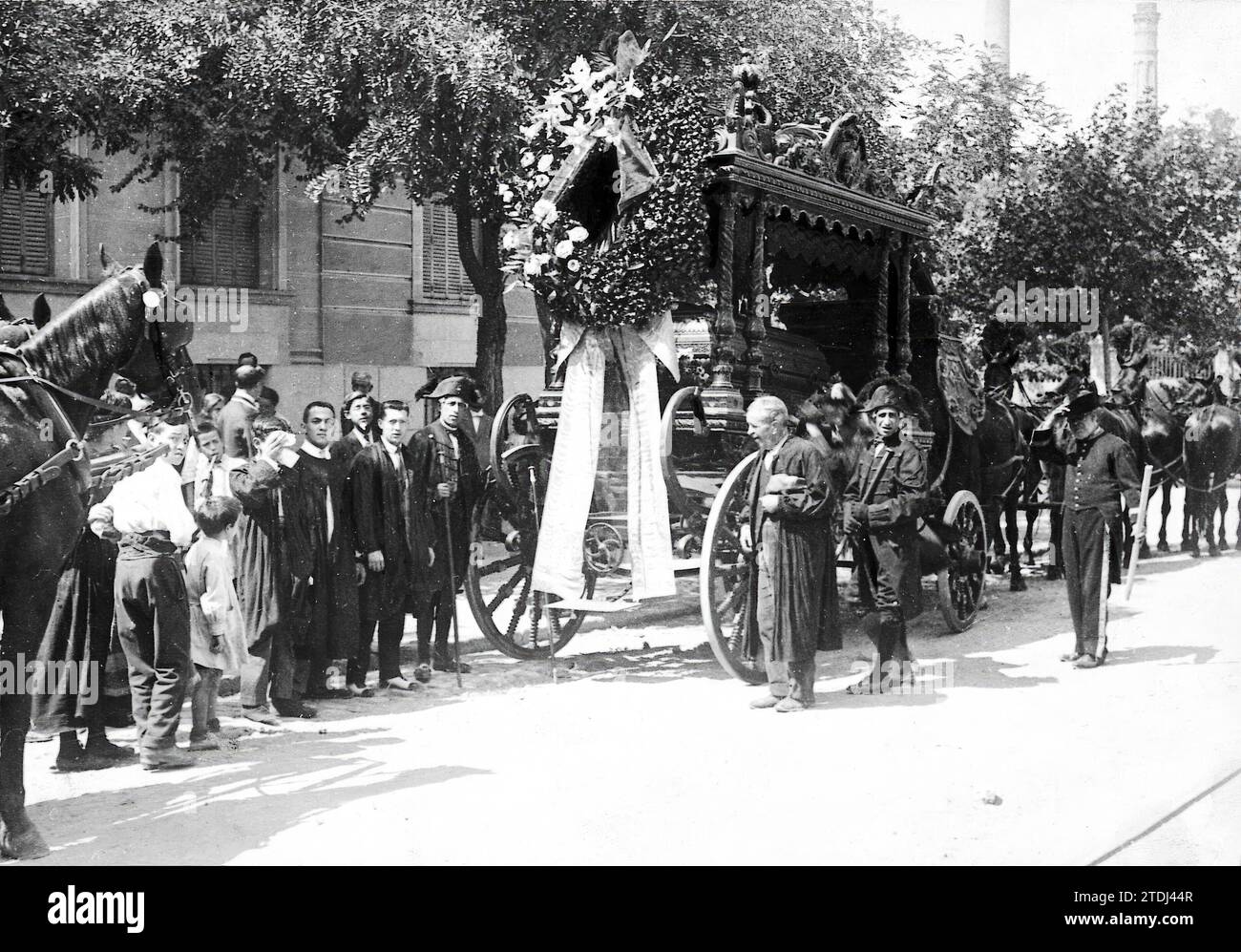 06/30/1920. Madrid. Burial of an Insigne painter. The hearse that carried the remains of the distinguished artist Don Francisco Domingo Márquez, when the procession began its march. Credit: Album / Archivo ABC / Julio Duque Stock Photo