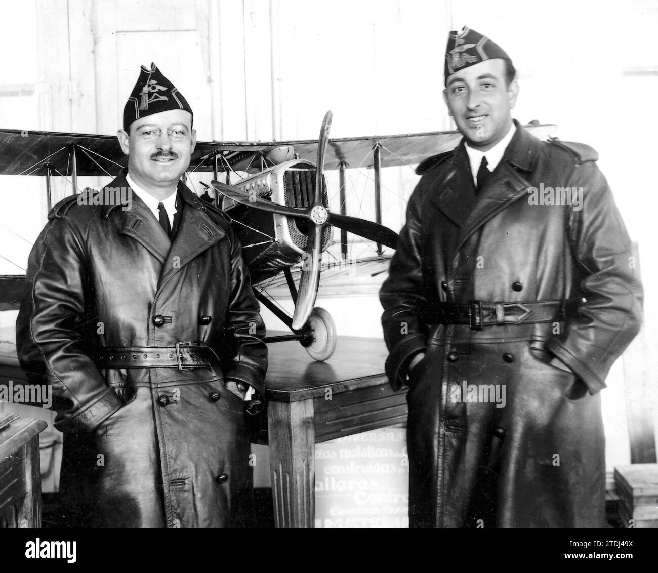 June 1933. Aviation captains D. Mariano Barberán (left) and D. Jacinto Collar (right), who performed a feat when crossing the Atlantic to make the Seville - Mexico crossing. Their plane, the 'Cuatro Vientos', ran out of fuel and the aviators landed in Camagüey, after a flight of 40 hours and 7,600 kilometers, which constituted a world record for several years. The Government of the Republic wanted the trip to reach its destination as soon as possible, so Barberán and Collar resumed the flight in bad weather conditions, which were probably the causes of the disappearance of the 'Cuatro Vientos' Stock Photo