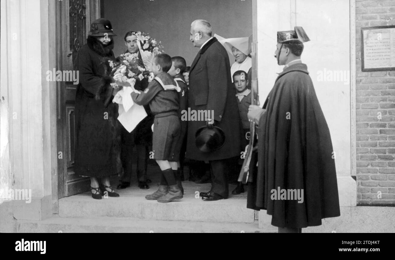 12/24/1923. Madrid. In the hospital of baby Jesus. HM the Queen upon arriving at the Beneficó Establishment, Receives a bouquet of Flowers from the Hands of a child. Credit: Album / Archivo ABC / Julio Duque Stock Photo