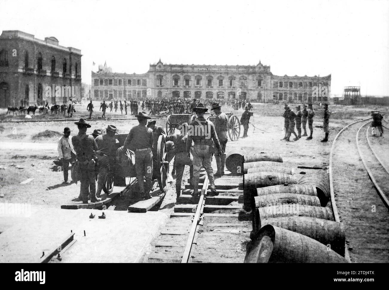 04/30/1914. The Mexican Yankee conflict. North American Sailors Placing Cannons in the Streets of Veracruz. Photo: Hugelmann. Credit: Album / Archivo ABC / Louis Hugelmann Stock Photo