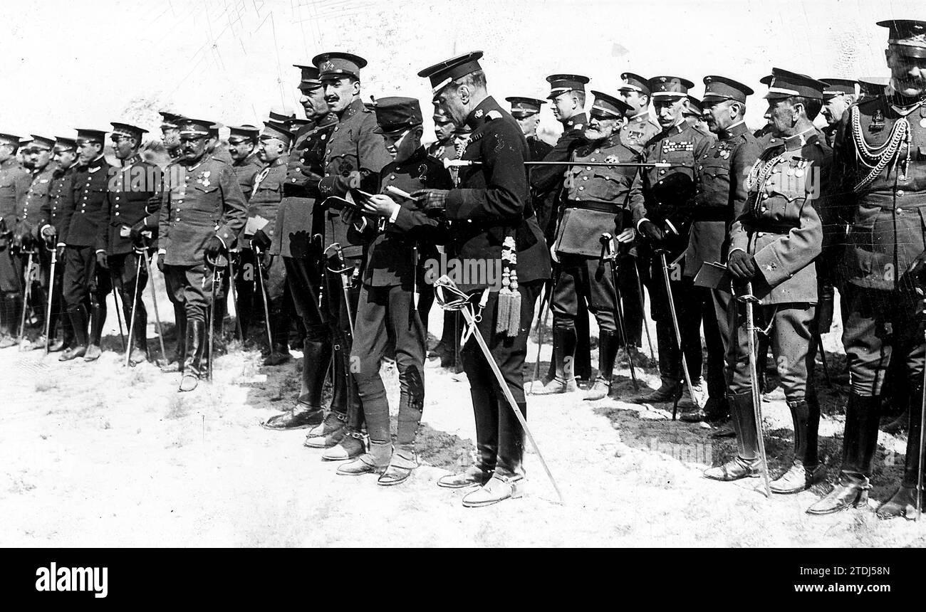 07/03/1921. Carabanchel Camp. Yesterday's party HM the King (I), with the Prince of Asturias (2) and Generals Milans del Bosch (3) and Rivera's cousin (4), during the section exercise carried out by the Asturias infantry regiment in the Tribute to his first Colonel. (Duke photo). Credit: Album / Archivo ABC / Julio Duque Stock Photo