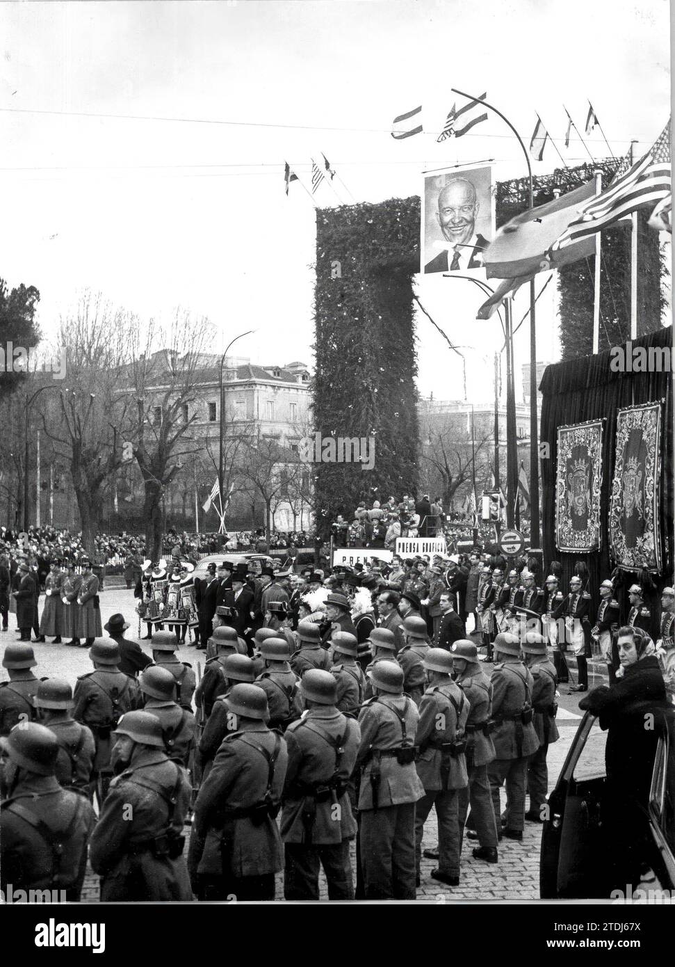 Madrid, 12/21/1959. The official reception of the City Council, the Provincial Council and Madrid authorities took place in the Castelar roundabout, before a stage installed at the confluence of Paseo de la Castellana and Calle del General Martínez Campos, and next to the enormous arch of flowers 18 meters high. high by 16 wide raised there in honor of the visitor. Credit: Album / Archivo ABC / Manuel Sanz Bermejo Stock Photo