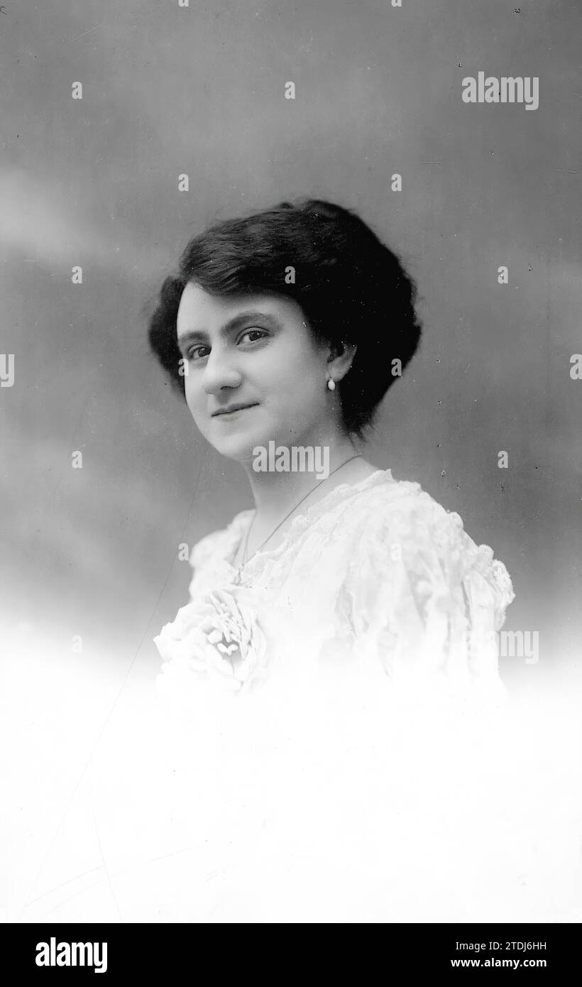 03/31/1910. Miss Carmen Aznar, notable pianist who has given a concert at the palace of the Infanta Doña Isabel. -photo Amer Photographic Workshops -Approximate date. Credit: Album / Archivo ABC / Talleres Fotográficos Amer Stock Photo