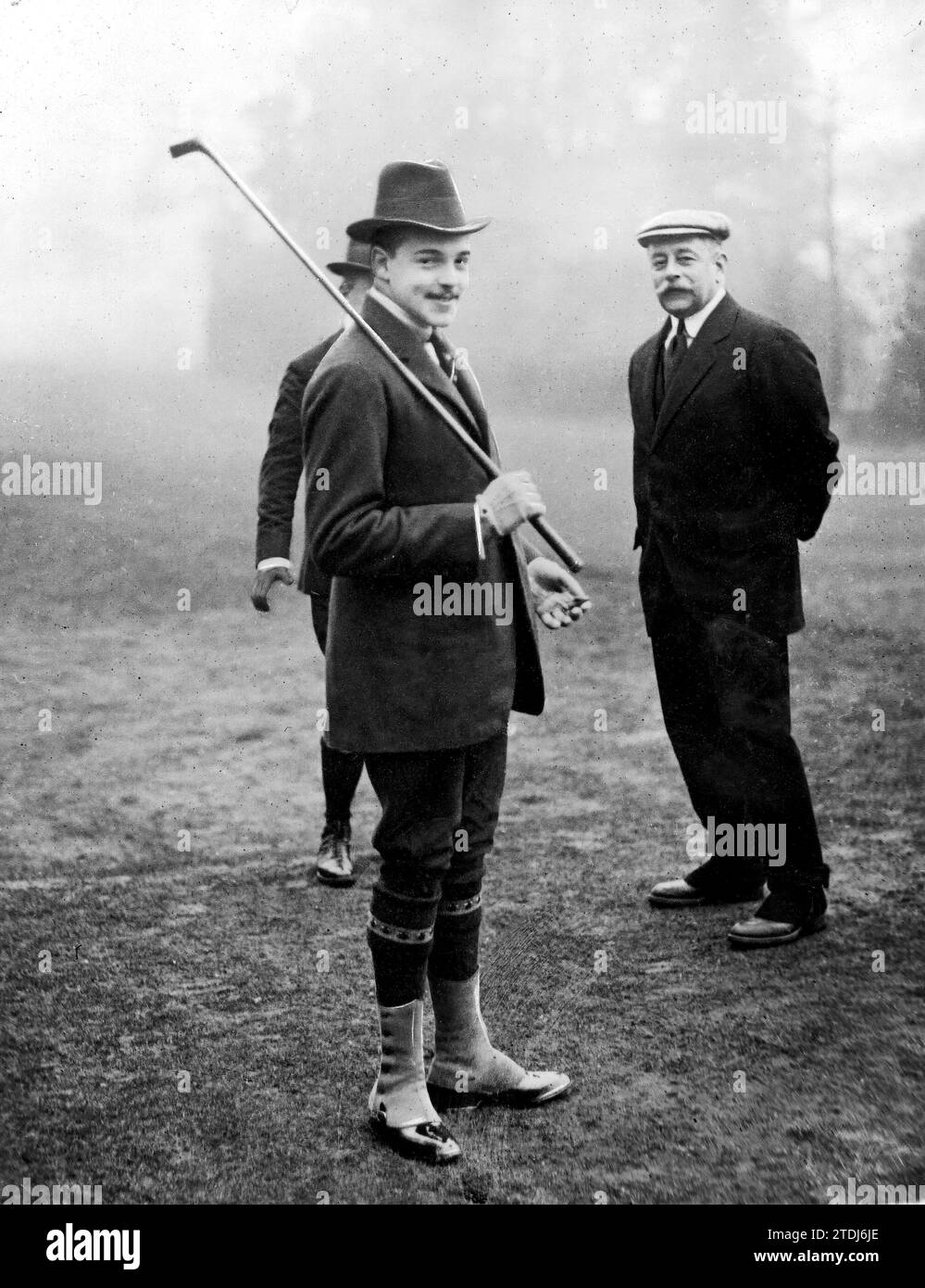 01/31/1911. The King of Portugal in Exile. D. Manuel in the park of Richmond Palace during a game of 'Golf'. On his left is Viscount Bridport (Topical photo). Credit: Album / Archivo ABC / Topical Stock Photo