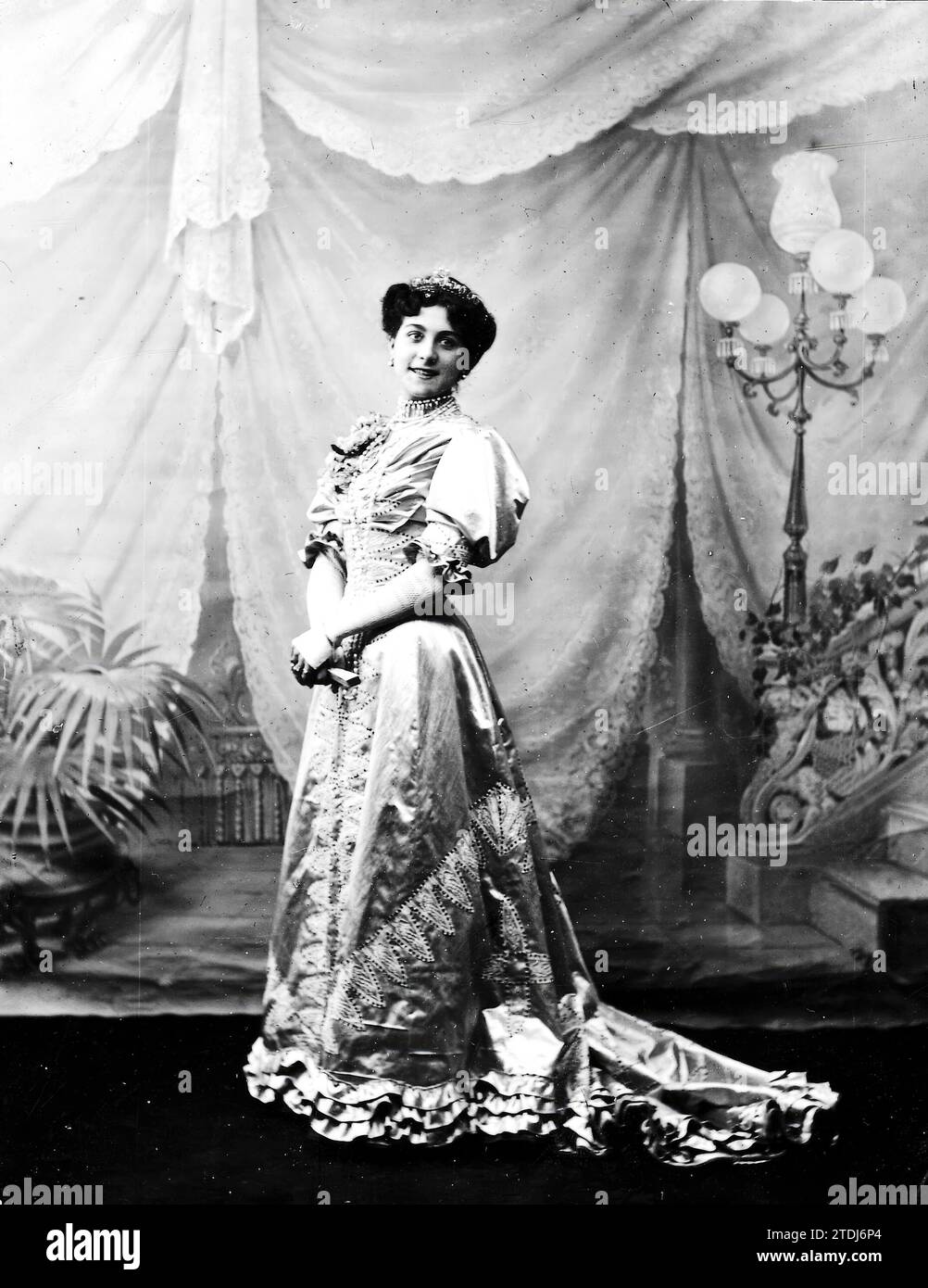 04/30/1909. Photo by Barrera. The Distinguished Tiple Candida Suarez, whose wedding with the right-handed cockerel will be Verified shortly. Credit: Album / Archivo ABC Stock Photo