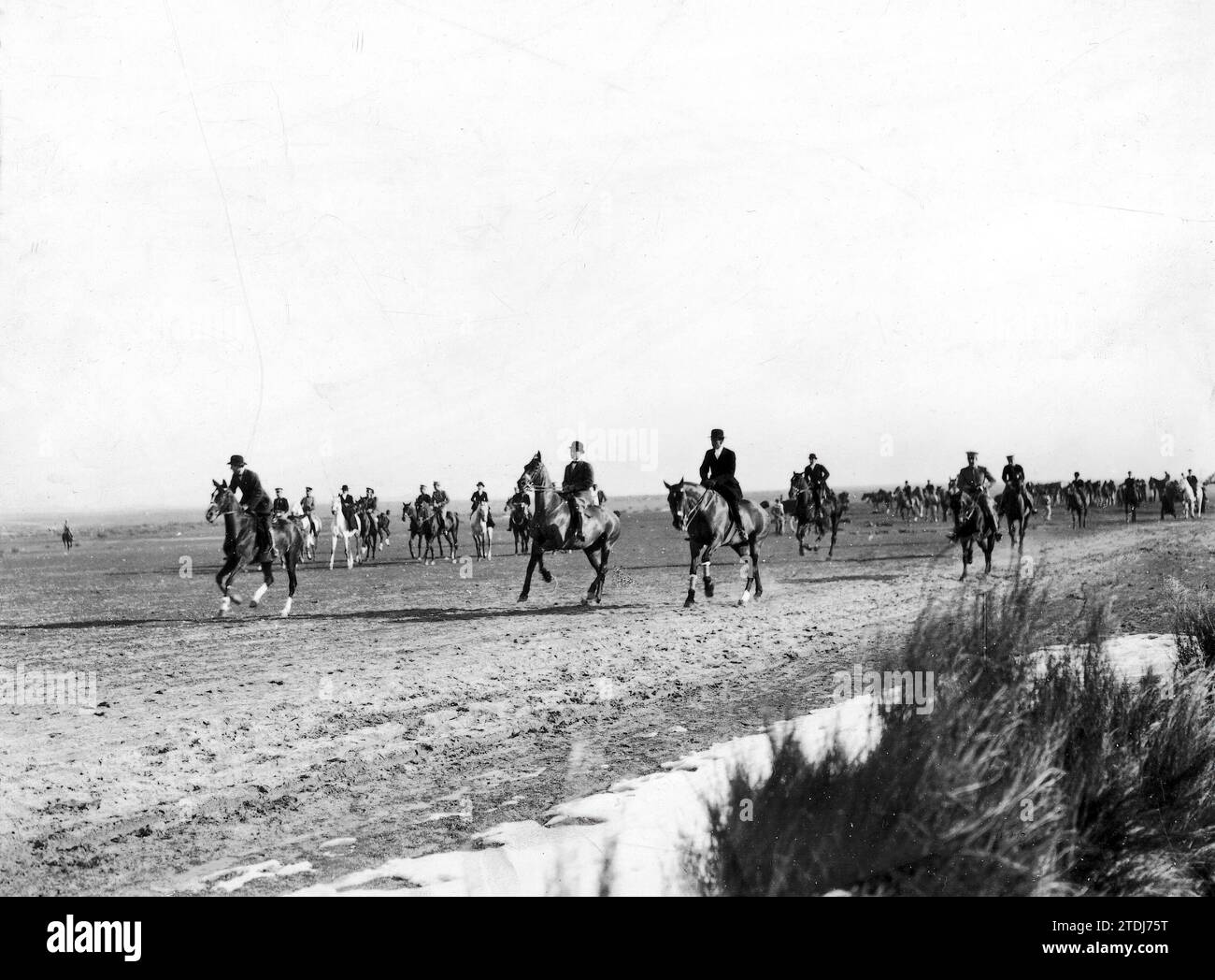 12/31/1910. A Sports Party at the Venta de la Rubia: the group of Runners who took part in the 'Paper Rally' organized by Cavalry Officers and which was verified yesterday. Credit: Album / Archivo ABC / Francisco Goñi Stock Photo