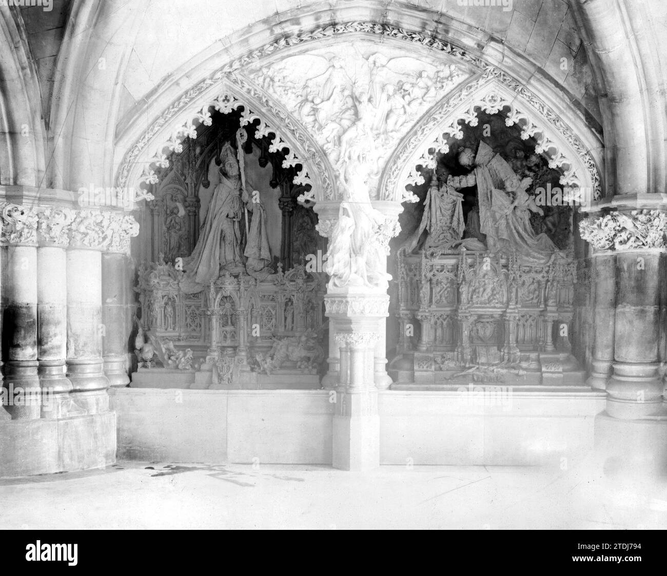 03/31/1911. The new cathedral of Vitoria. Detail of the Existing Tombs in the Crypt, recently