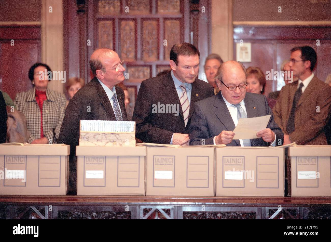 02/11/2002. Barcelona, 02/12/02.............Delivery by Ibarretxe of the Documents from the Historical Archive of the Generalita Republic by the Basque government To the Catalan government, in the image They look at an Ibarretxe document and Pujol...........Photo Elena Carreras.......Archdc. Credit: Album / Archivo ABC / Elena Carreras Stock Photo
