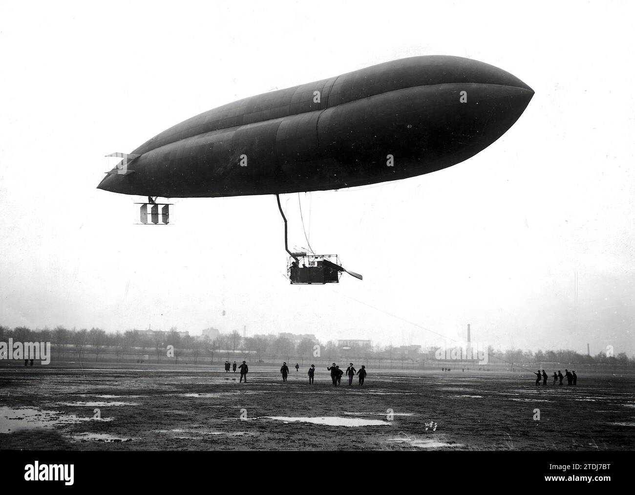 Paris. 03/18/1911. The Spanish airship 