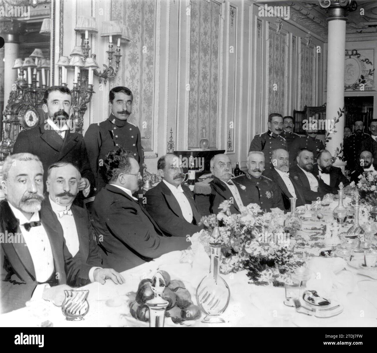 01/18/1908. Madrid. The Geographers' Banquet. The Presidential table. From left to right: Messrs. Álvarez Sereix and Azpiazu; Seated: Dr. Pulido, Mr. Vicenti, Dr. Cortezo, Mr. Martín Sánchez, General Concas, General Puigcerver, Mr. López Muñoz, Mr. Francos Rodríguez and Mr. Nougués. Credit: Album / Archivo ABC Stock Photo