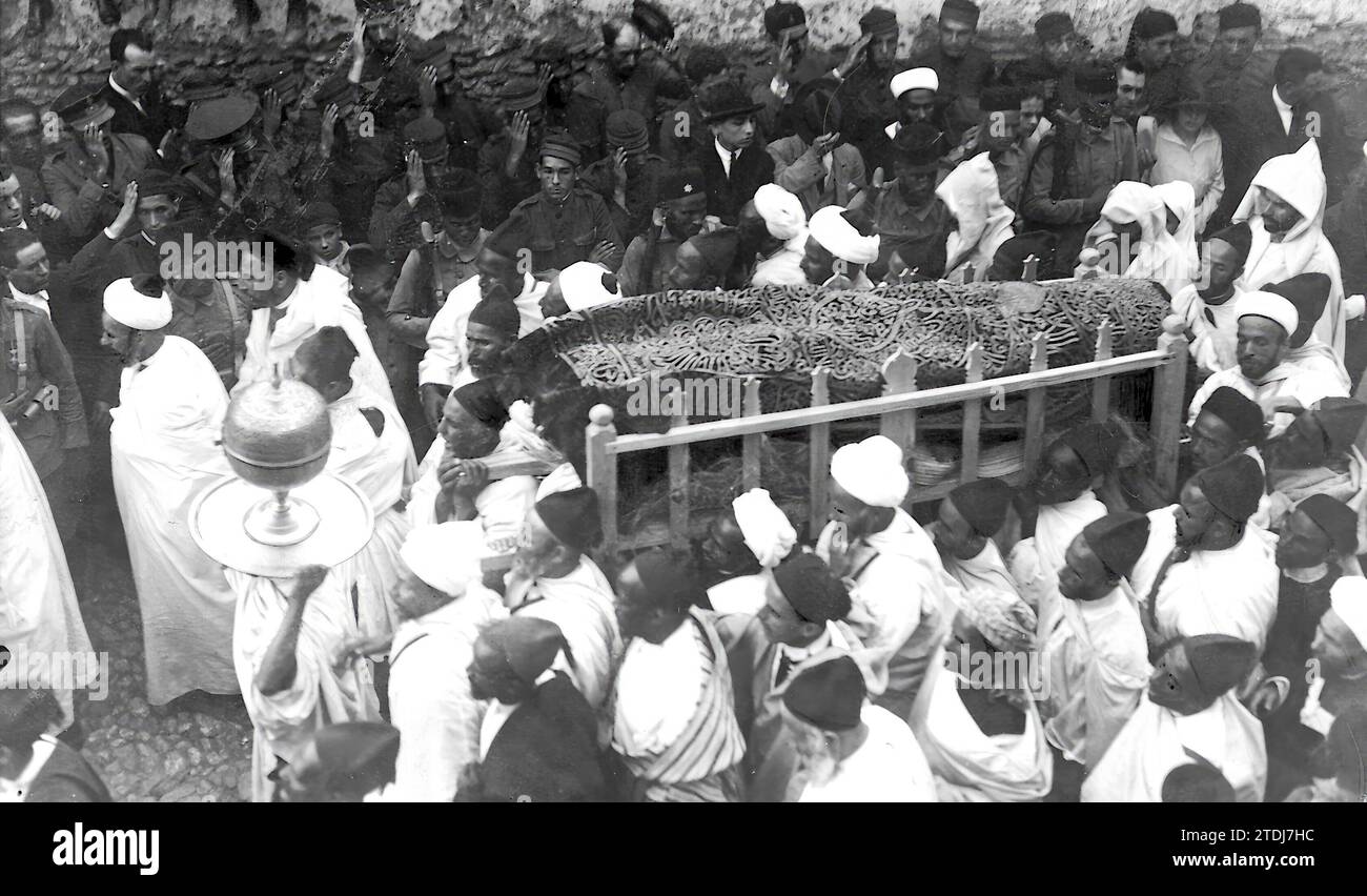 09/30/1923. Tetouan. Burial of the Khalifa. The corpse on the Litter, Carried on the Shoulders by the Servants of Mohamed Mehedi. Photo: Beringola. Credit: Album / Archivo ABC / BERINGOLA Stock Photo