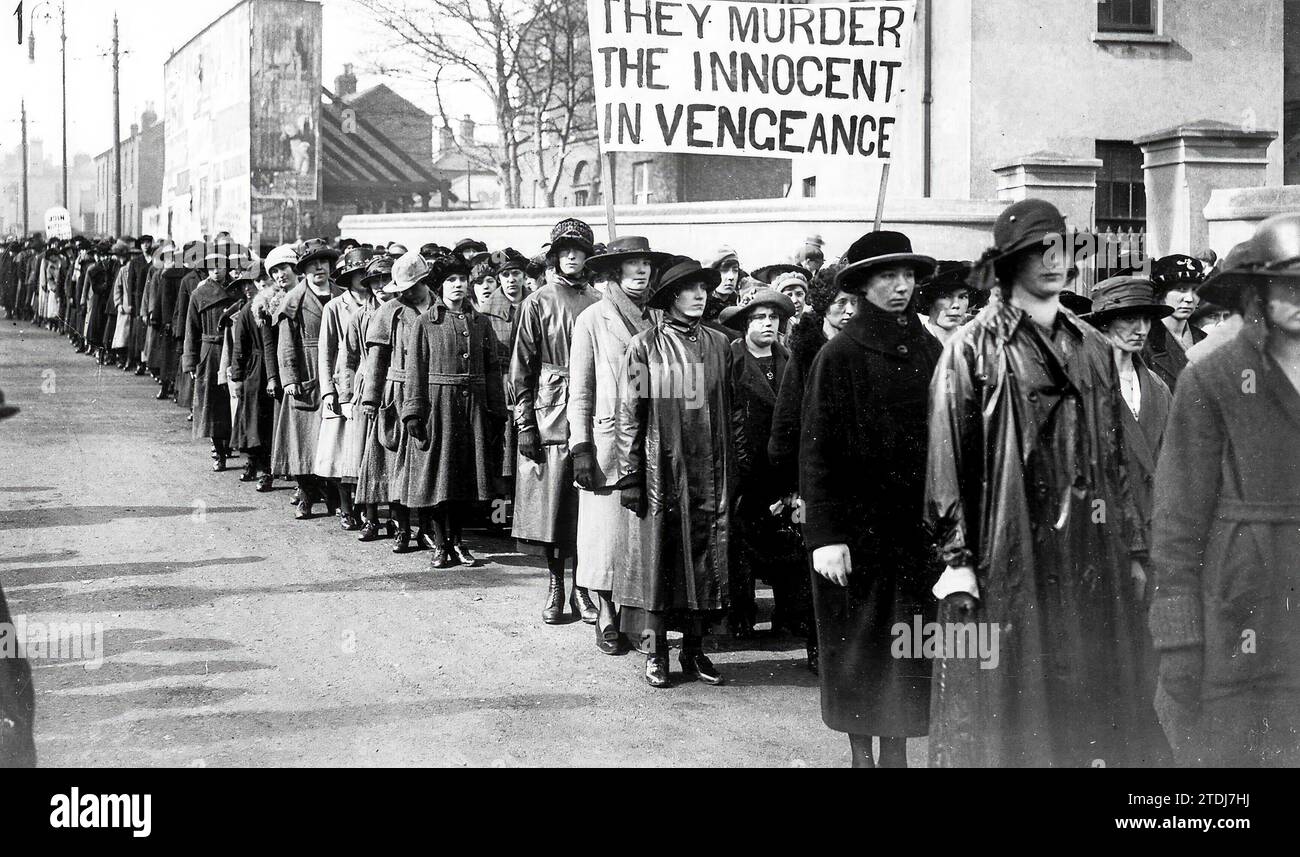 02/28/1921. Dublin (Ireland). The Executions of 'Sinn-Feiners'. 1.- demonstration of 3,000 Women to protest against the Sentences. 2.- Public Prayers at the Prison Gates. Credit: Album / Archivo ABC / Vidal Stock Photo