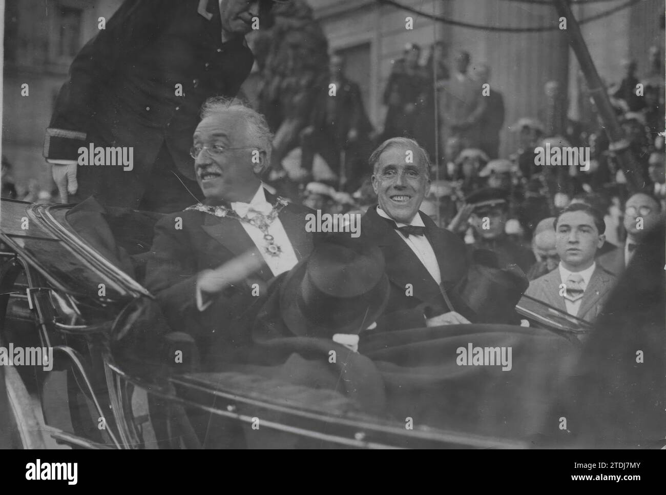 12/11/1931. Alcalá Zamora after being sworn in as President of the Republic, wears the necklace of Isabel la Católica imposed moments before. Next to him, Julián Besteiro. An allusion to Alcalá Zamora from his paper straws (name of his columns in ABC), cost Cortés Cavanillas a six-month exile in Paris. Credit: Album / Archivo ABC Stock Photo