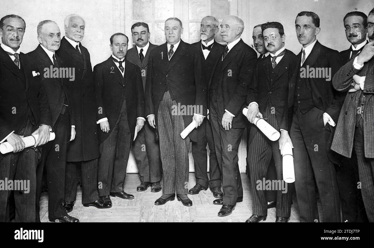 05/28/1920. Madrid. At the Institute of Civil Engineers. The general director of Public Works, Mr. Castell (1), and the president of the Institute, Mr. Casanova (2), with the Laureates in the competition opened by the aforementioned organization. Credit: Album / Archivo ABC / Julio Duque Stock Photo