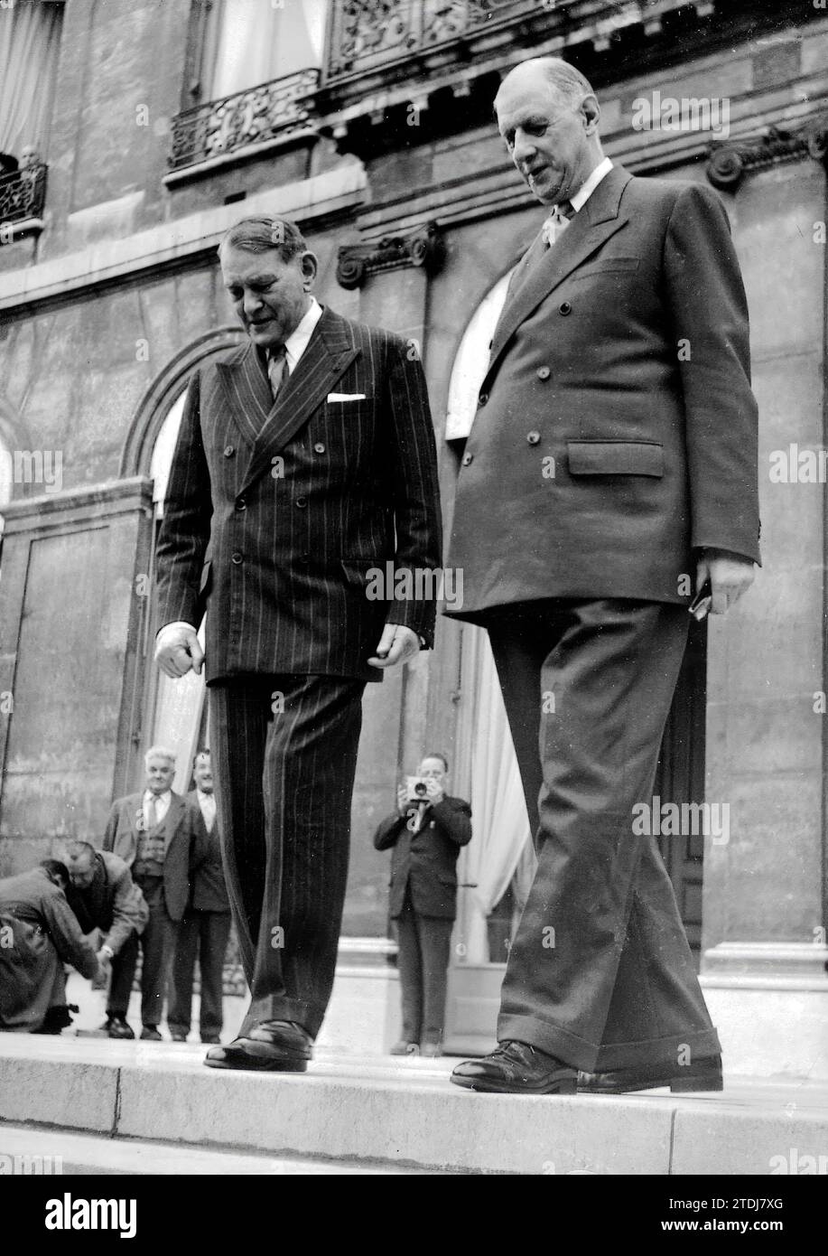 05/30/1958. Charles de Gaulle with René Coty at his inauguration. Credit: Album / Archivo ABC / Torremocha Stock Photo