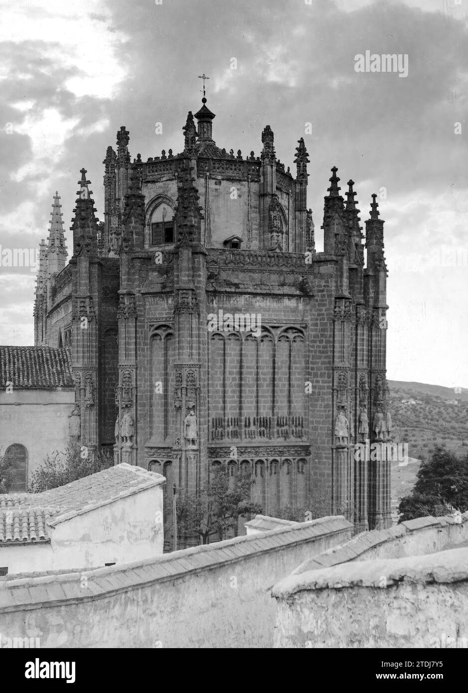 12/31/1921. Toledo. A lawsuit that Interests the noble City. Wonderful apse of the monumental church of San Juan de los Reyes, which is intended to be joined with a Modern fence to the anti-artistic building of the School of Arts and Crafts. (photo Pedro Román) -. Credit: Album / Archivo ABC / Pedro Román Stock Photo
