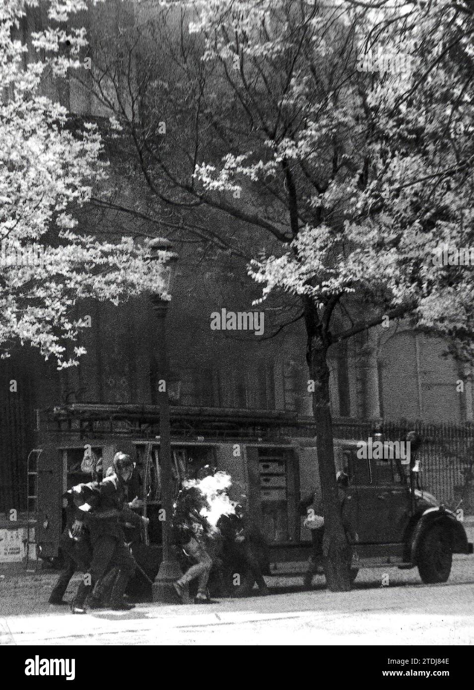 04/25/1967. Fire in the Spanish press. The Rotativa recovery officer, Jacinto Retuerta, went out into the street surrounded by the flames that had caught his work clothes. Quickly Helped by Firefighters, He Has Been Hospitalized in Serious Condition. Credit: Album / Archivo ABC / Teodoro Naranjo Domínguez Stock Photo