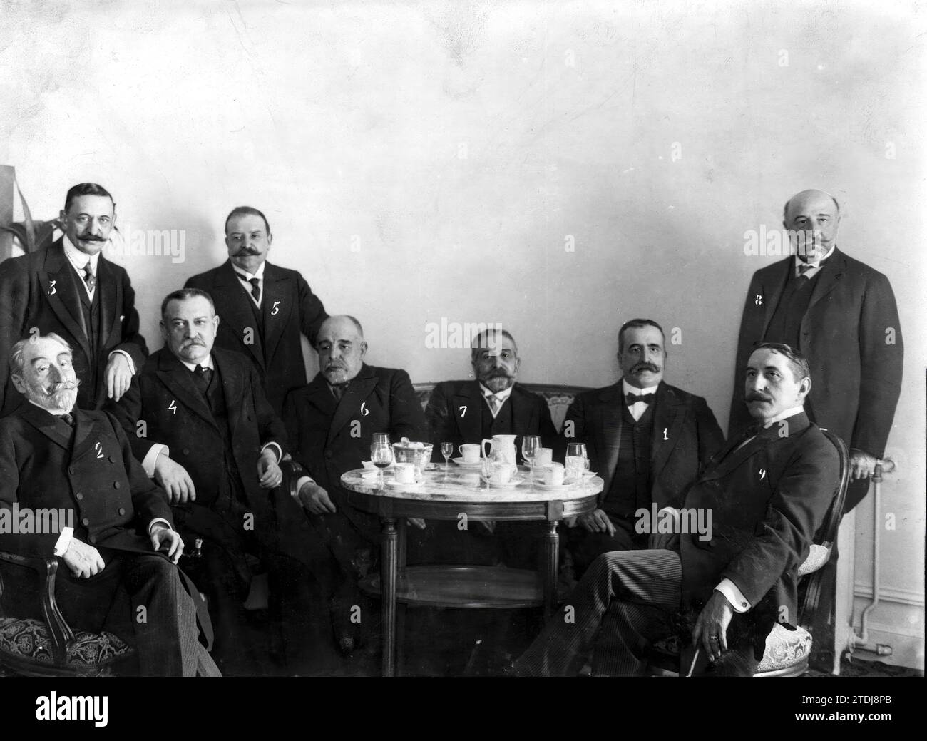 02/08/1911. Yesterday's ministerial banquet. The president of the council Mr. Canalejas (1) and the Ministers Messrs. Salvador (2), García Prieto (3), Cobian (4), Ruiz Valarino (5), Arias de Miranda (6), Alonso Castrillo (7), Aznar (8) and Gasset (9), Celebrating Consejillo after the meal they had to celebrate the first anniversary of the coming to power of the Democratic Party. Credit: Album / Archivo ABC / Francisco Goñi Stock Photo