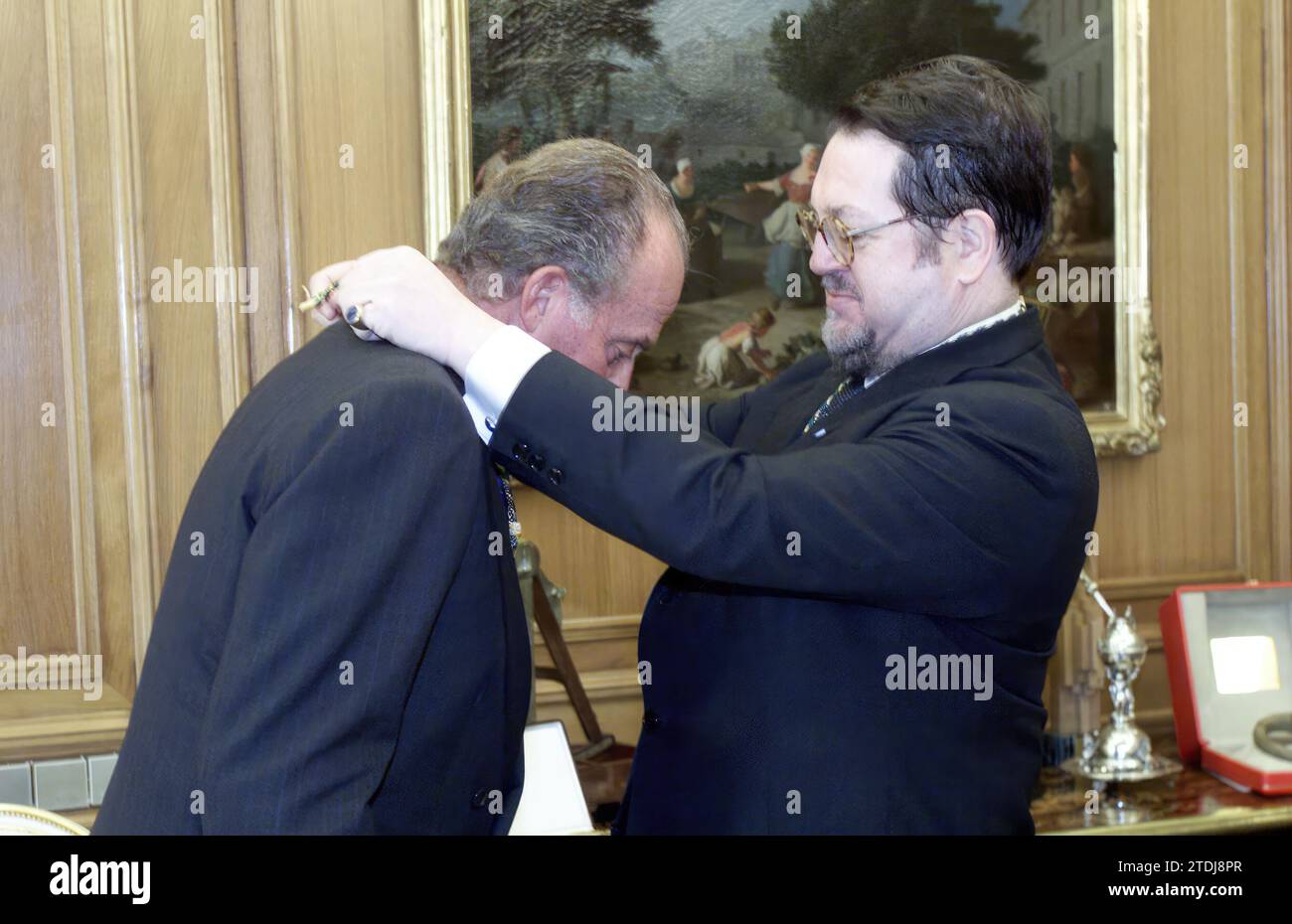 Madrid, 01/15/2003. Audience of King Don Juan Carlos in the Zarzuela Palace at the Royal Academy of Extremadura, directed by José Miguel Santiago Castelo, to present him with the Academy's gold medal. Credit: Album / Archivo ABC / José García Stock Photo