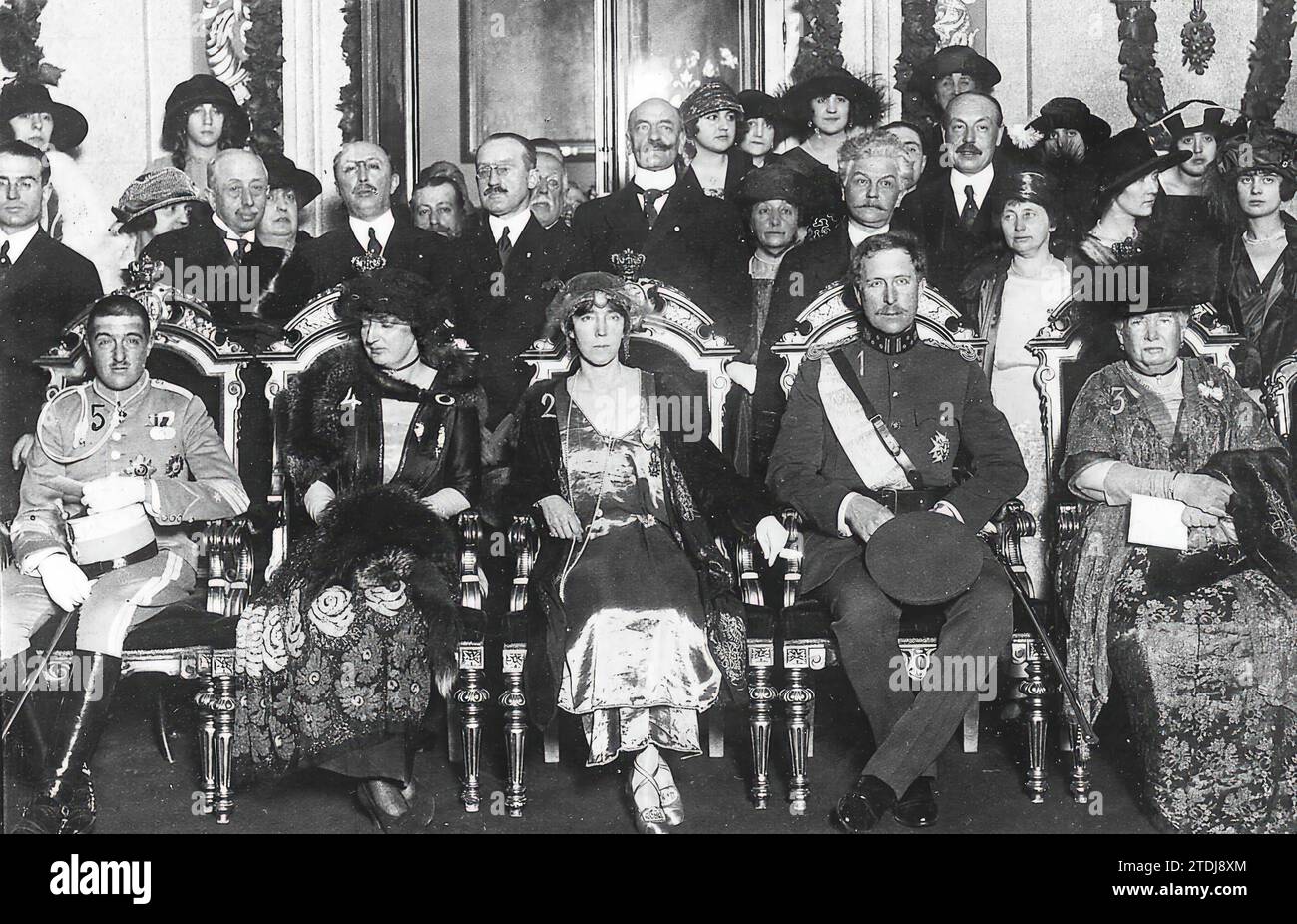 02/02/1921. Madrid. In the city Hall. H.H. Mm. the Kings of Belgium (1 and 2), with Ss. Ah. the Infantas Doña Isabel (3), Doña Luisa (4) and the Infante D. Alfonso (5), at the reception held yesterday in honor of the Belgian Sovereigns. Credit: Album / Archivo ABC / Julio Duque Stock Photo