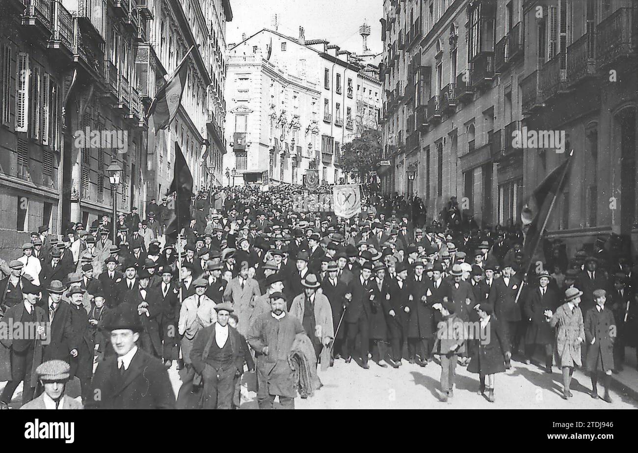 MADRID. 02/01/1921. Demonstration of students heading to the palace to ...