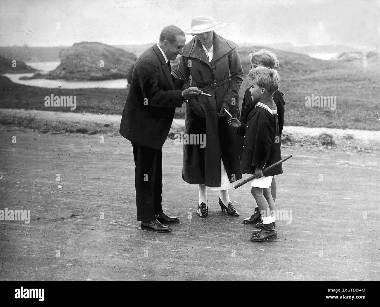 07/31/1921. Santander. The summer vacation of the royal family. Their Highnesses the Infants D. Juan and D. Gonzalo Speaking with Our 'Reporter' Photographer Julio Duque. Credit: Album / Archivo ABC / Julio Duque Stock Photo