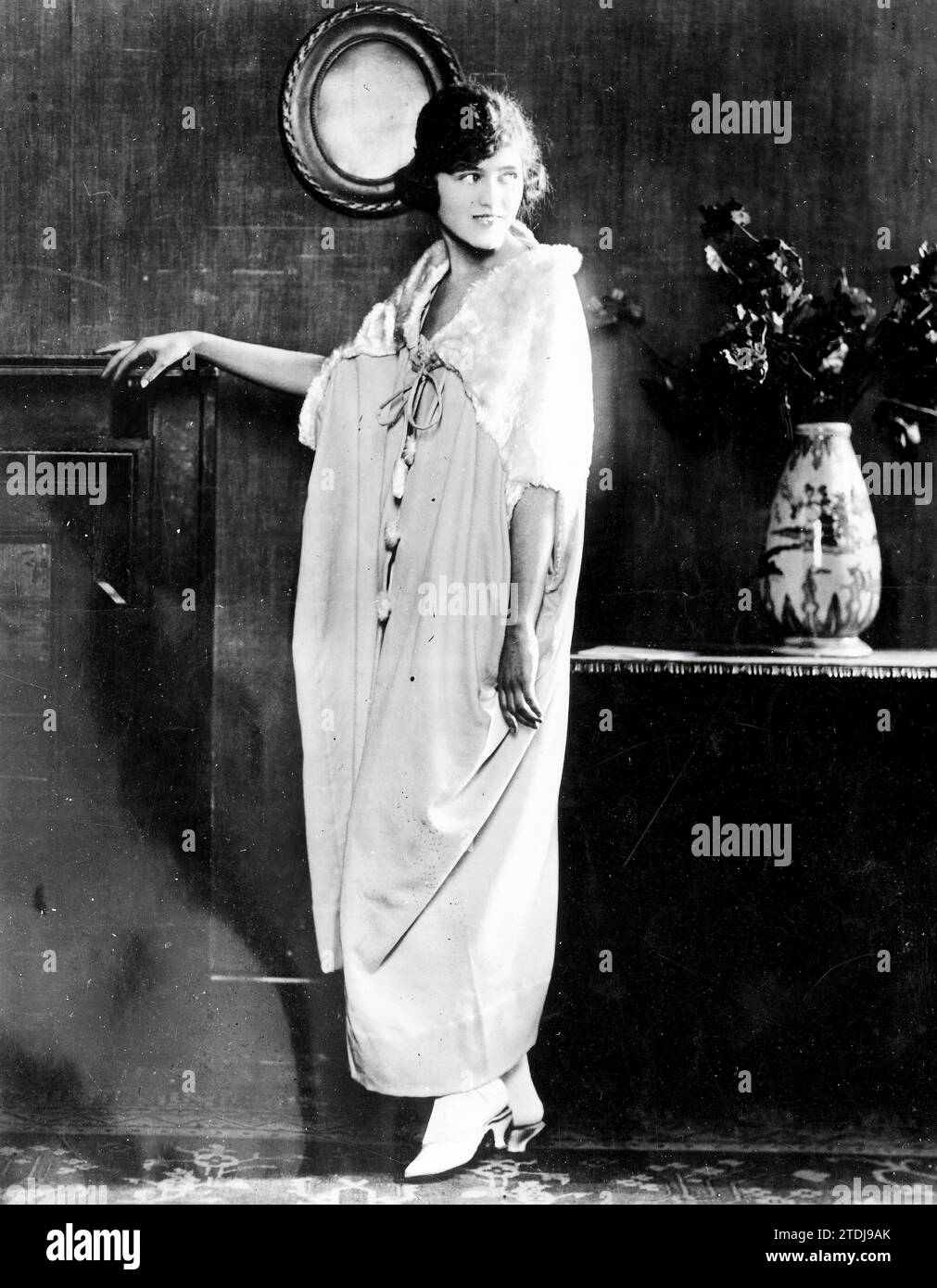 12/31/1920. 'Toile' cape and strawberry-colored cotton fleece to go from the bedroom to the bathroom. Model of the White house (photo Sanchez Catala). Credit: Album / Archivo ABC / Sánchez Catalá Stock Photo