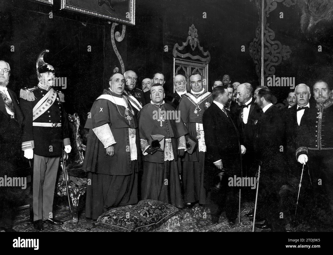 11/30/1911. Imposition of the cardinal's skullcap on the archbishop of Seville. The cardinal in the throne room Surrounded by the Noble Guard, the Bishops of Jaén, Madrid-Alcalá and Authorities. Credit: Album / Archivo ABC / Juan Barrera Stock Photo