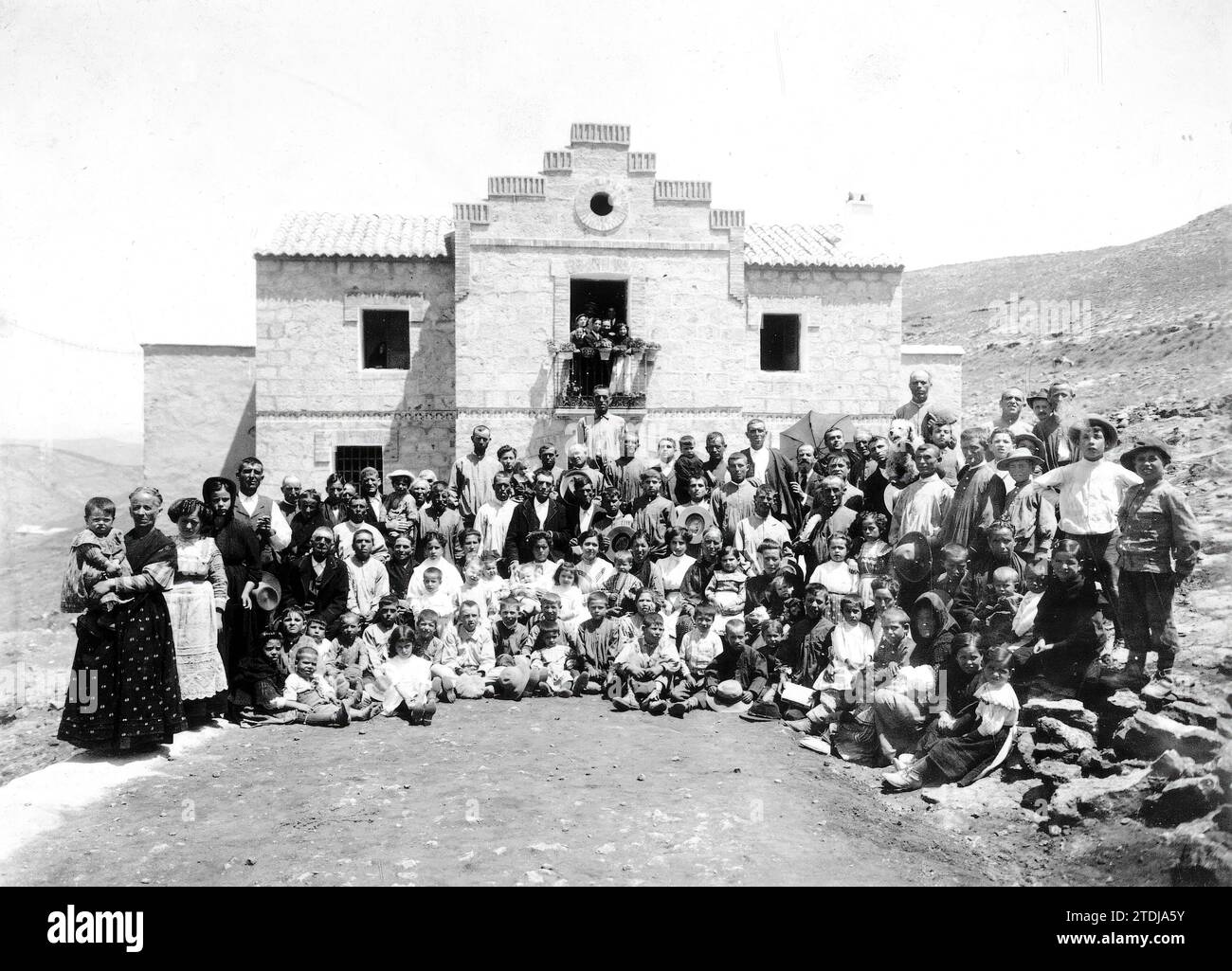 07/31/1911. The agricultural colony of the port of Locubin Castle. Group of Families that Constitute the Colony. (Palmero photo) -Approximate date. Credit: Album / Archivo ABC Stock Photo