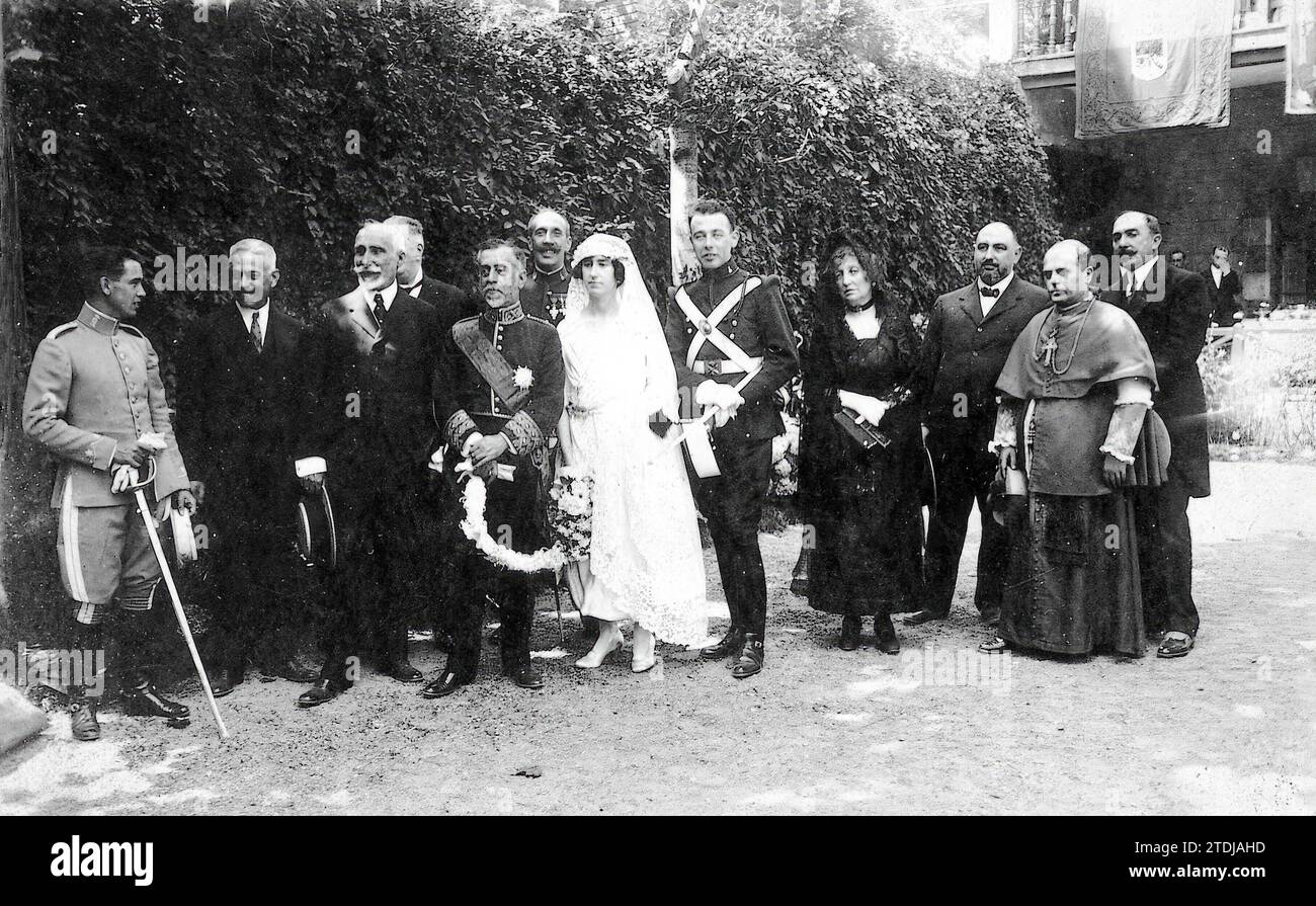 07/31/1920. Santander. A Distinguished Wedding. Miss Asunción Silio, Daughter of the former minister Don César, with her Husband, the Artillery officer, Don Clemente Velarde, Godparents, Witnesses and the Bishop of Sigüenza who Blessed the Link. Photo: Samot. Credit: Album / Archivo ABC / Samot Stock Photo