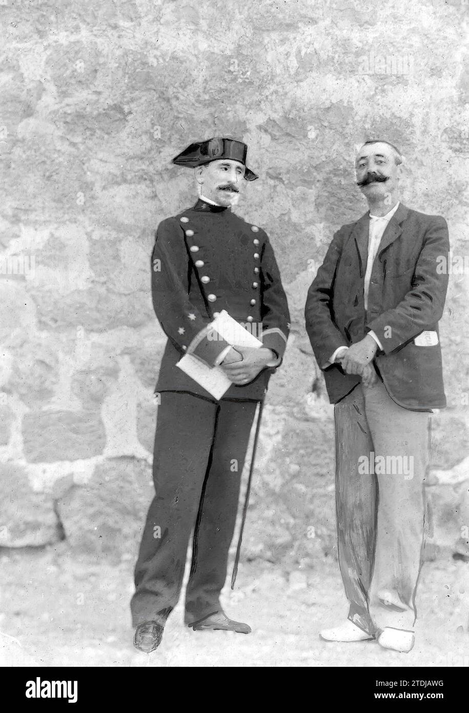 12/31/1905. The infanticide of Colmenar de Oreja. The lieutenant of the civil guard Mr. Álvarez, and the municipal judge of Villarejo de Salvanes. Credit: Album / Archivo ABC Stock Photo