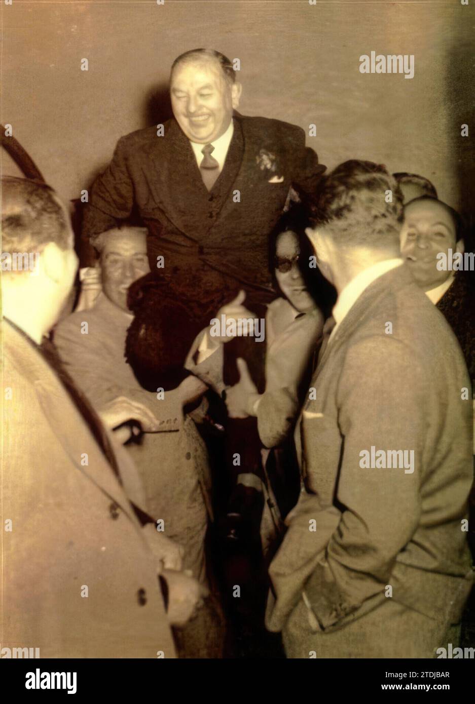 03/10/1956. Antonio Pedro Rodríguez Buzon stands on his shoulders after giving the Holy Week proclamation in Seville. Credit: Album / Archivo ABC Stock Photo