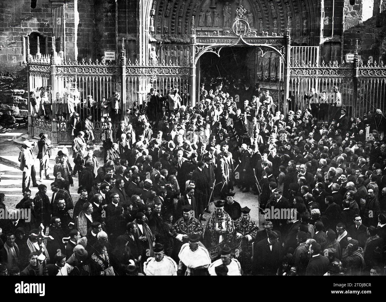 11/30/1911. Huesca: Photographs of the death of Mr. Manuel Camo. - the corpse carried on the shoulders of the members of the liberal youth and surrounded by the rest of the individuals thereof; The act of construction has turned out to be a True manifestation of Grief. An entire province Mourns the Death of the distinguished patriot of the imminent democrat whose house was always Everyone's. Credit: Album / Archivo ABC / Enrique Capella Stock Photo