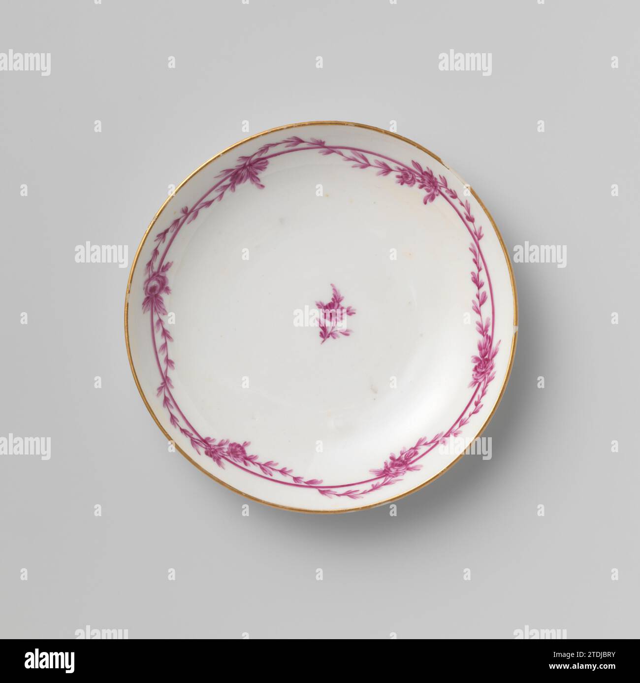 Dish, Manufactuur Oud-Loosdrecht, c. 1780 Porcelain saucer, decorated in beet red with a floured flower and leaf garland piped around a continuous piping. The edges are gilded. Decorated with sprinkles in beet red. Marked M.O.L. With a star in underlaze blue. Loosdrecht porcelain Porcelain saucer, decorated in beet red with a floured flower and leaf garland piped around a continuous piping. The edges are gilded. Decorated with sprinkles in beet red. Marked M.O.L. With a star in underlaze blue. Loosdrecht porcelain Stock Photo