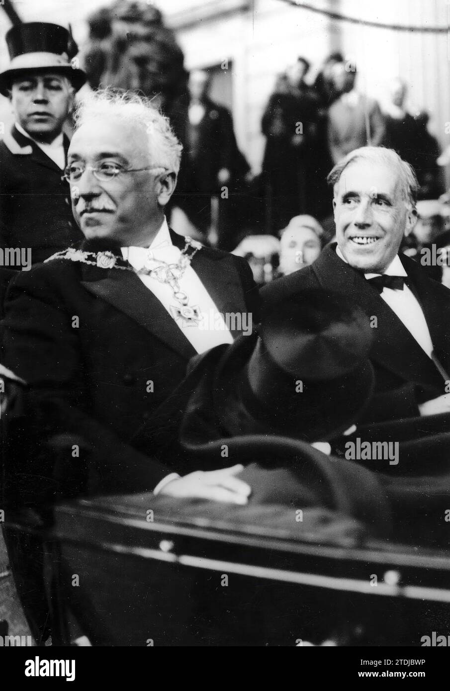 12/10/1931. Alcalá Zamora after being sworn in as President of the Republic, wears the necklace of Isabel la Católica imposed moments before. Next to him, Julián Besteiro. Photo: Diaz Casariego. Credit: Album / Archivo ABC / José Díaz Casariego Stock Photo