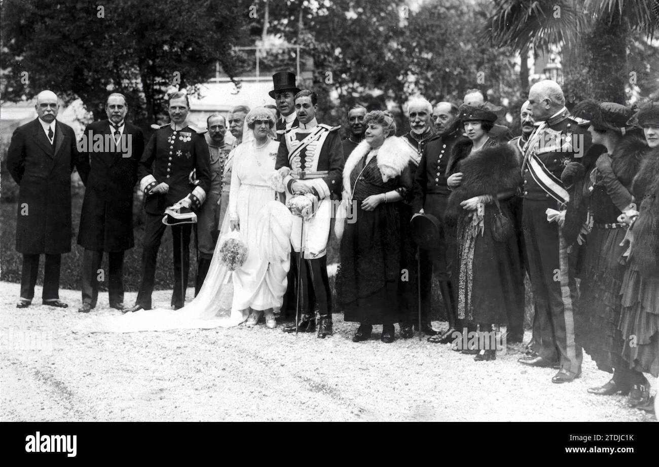 04/14/1920. Madrid. An Aristocratic wedding. The Bride and Groom Mr. Javier Lopez de Carrizosa and the Daughter of the Princes of Ratibor with the Godparents, Witnesses and Guests at their Wedding, which was celebrated yesterday in the Church of Perfetuo Socorro. Credit: Album / Archivo ABC / Julio Duque Stock Photo