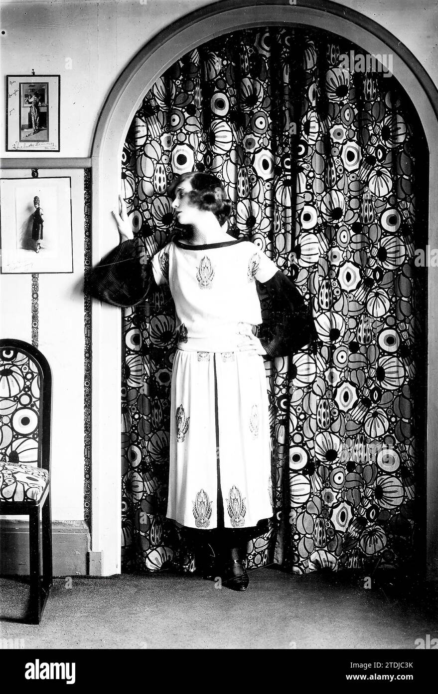 Printed black satin and white crepe dress. Creation of the Melnotte Simonin house (photo gilbert Rene) - Model: Md. Renaud, first prize of the 1921 Paris conservatory -. Credit: Album / Archivo ABC Stock Photo