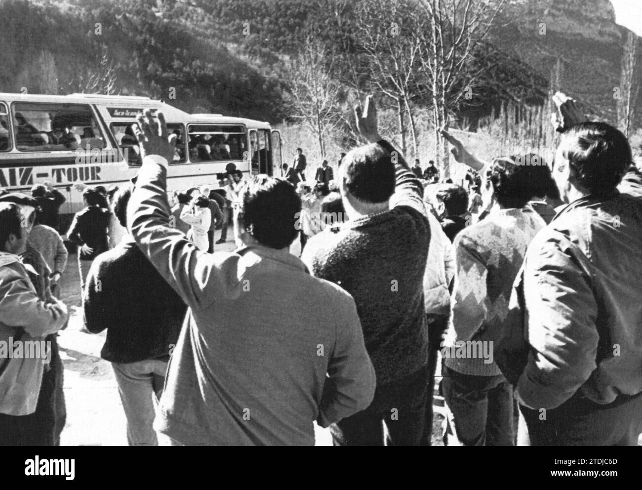 Plan (Huesca), 3/10/1985. The famous bachelors of Plan say goodbye to the women who responded to the request for women who wanted to get married, known as the 'Women's Caravan'. Credit: Album / Archivo ABC / Fabián Simón Stock Photo