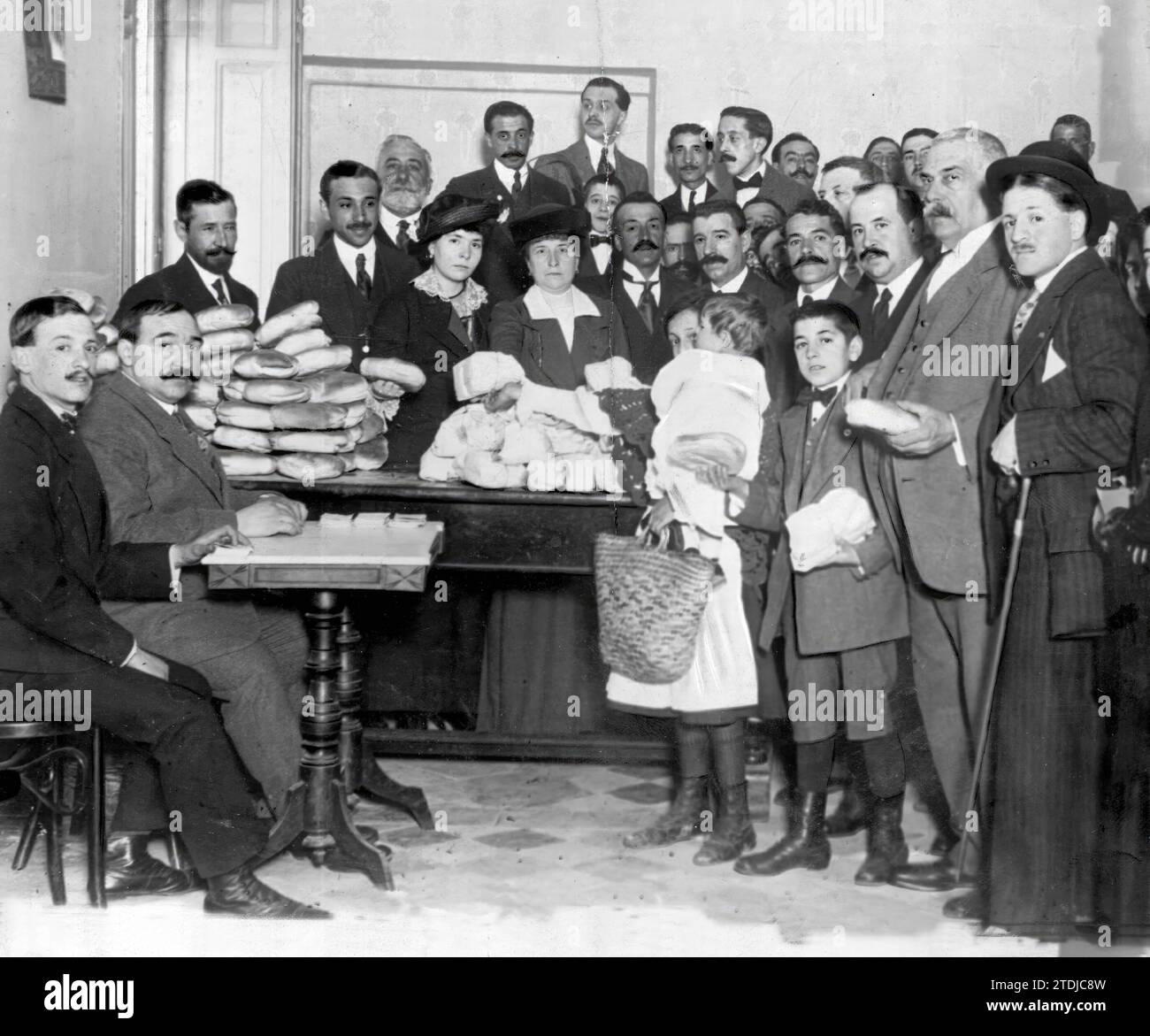 Madrid, 05/05/1915. In the Maurist center of the Inclusa district. Distribution of groceries among the poor on the occasion of the inauguration of a school for children in said location. Credit: Album / Archivo ABC / Cervera Stock Photo